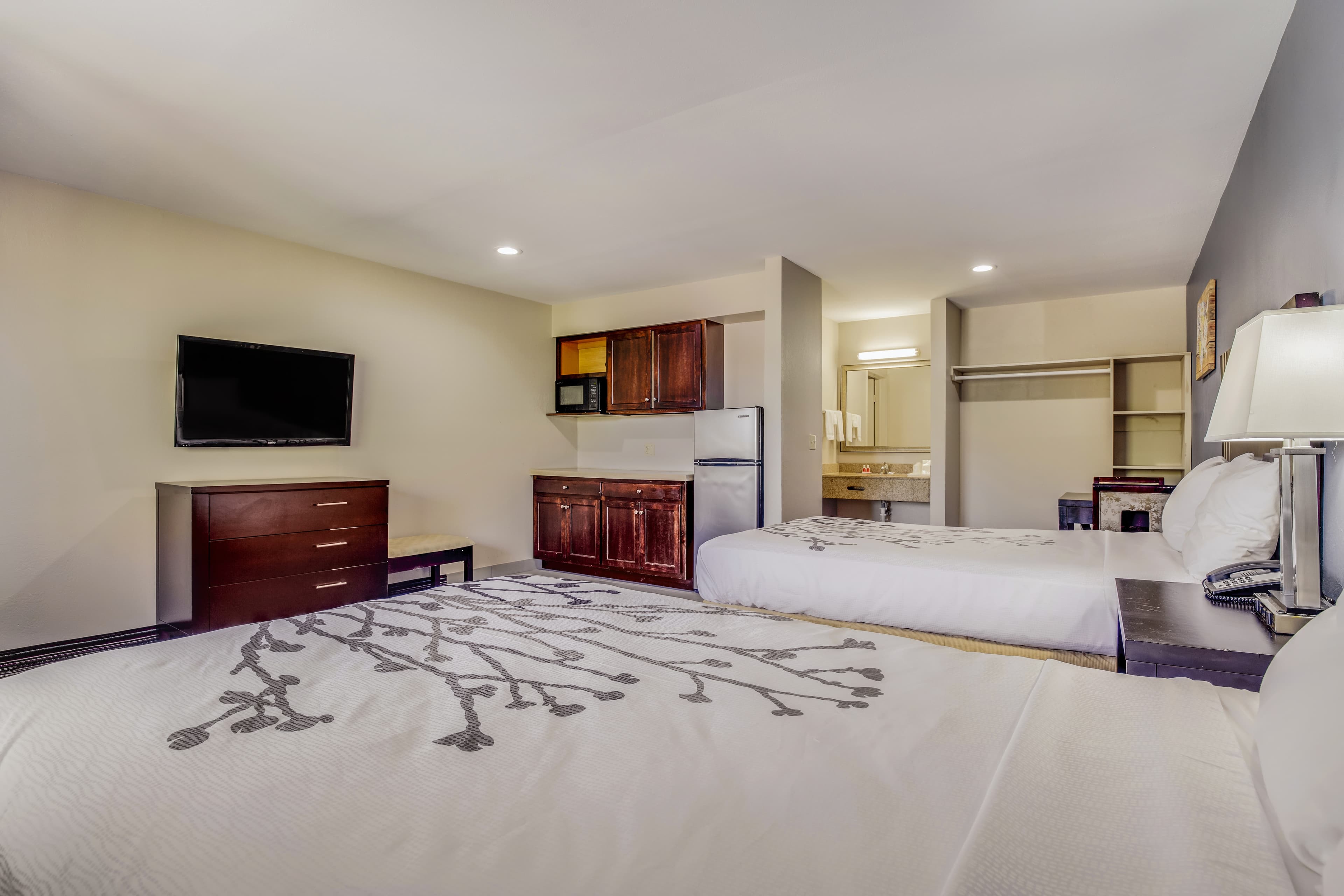 Econo Lodge Inn & Suites Enid South — 44