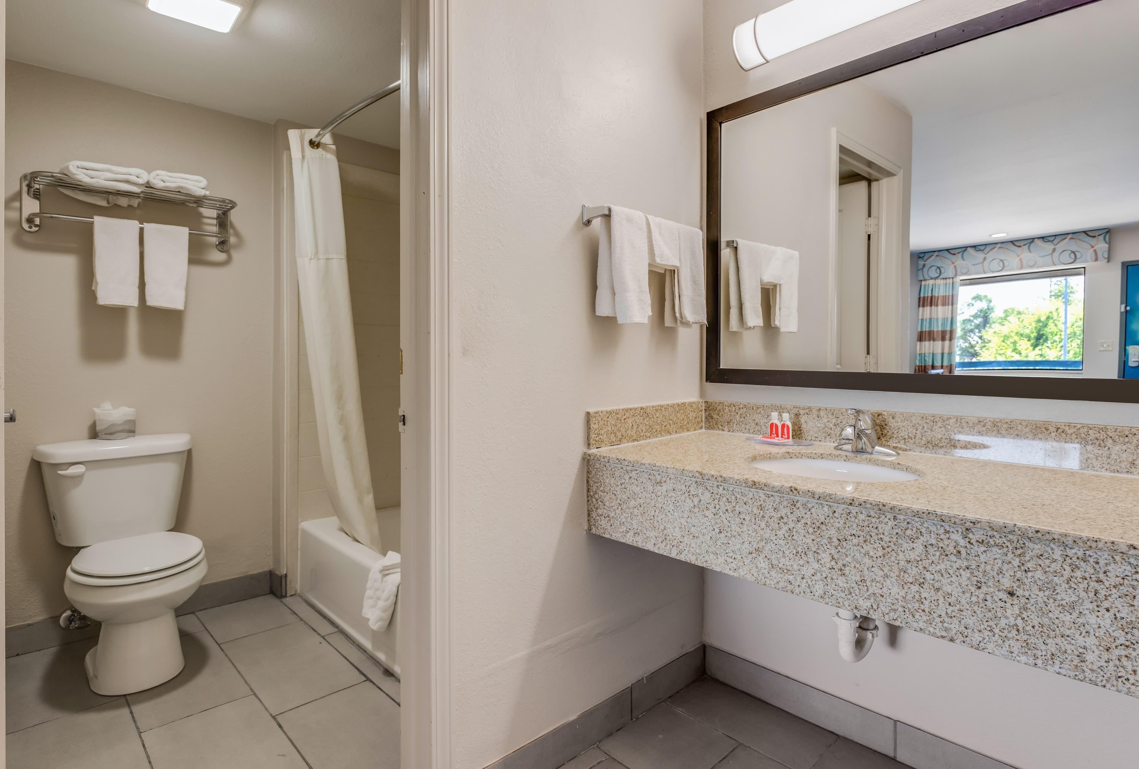 Econo Lodge Inn & Suites Enid South - Image 2
