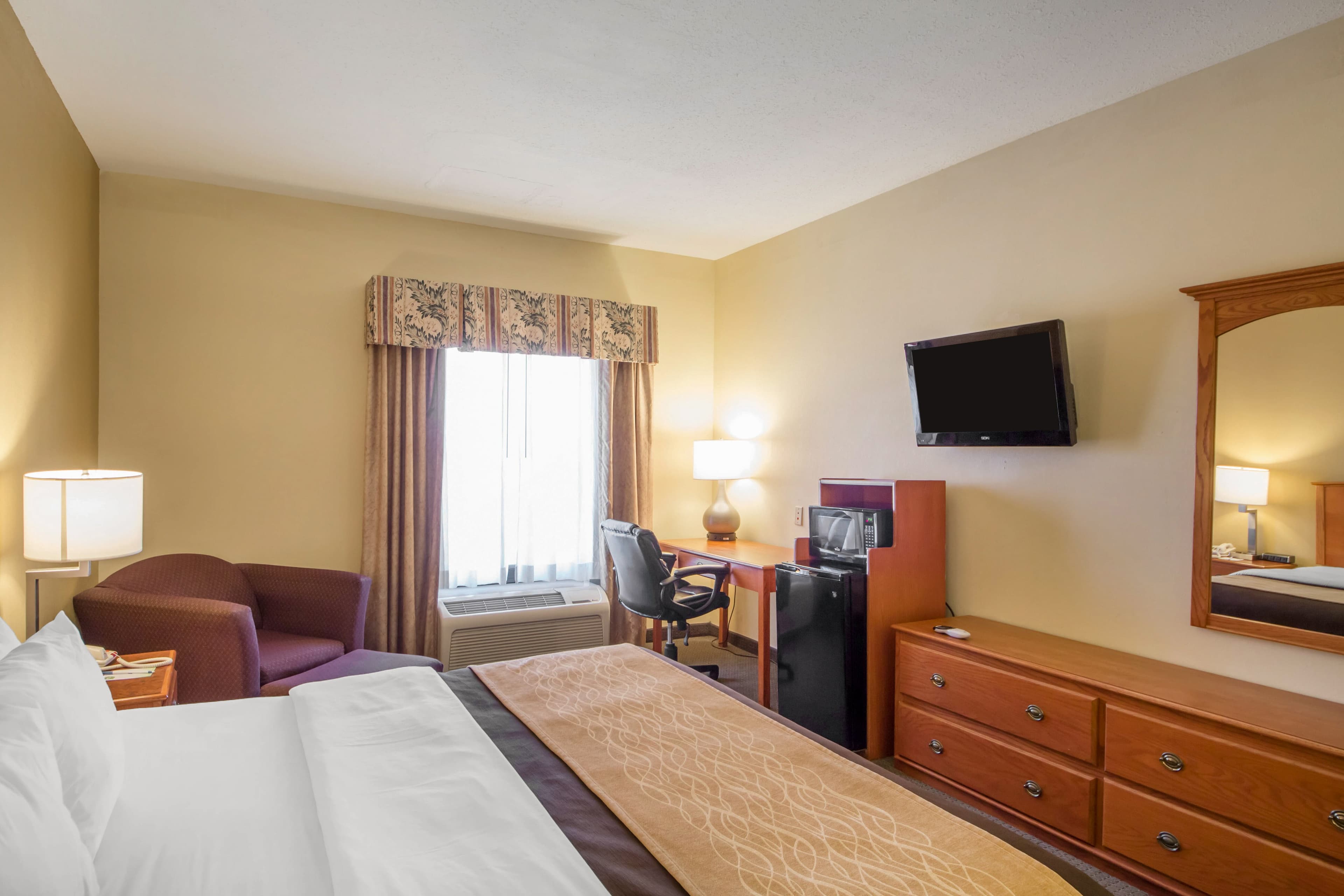 Quality Inn & Suites MidAmerica Industrial Park Area - Image 3