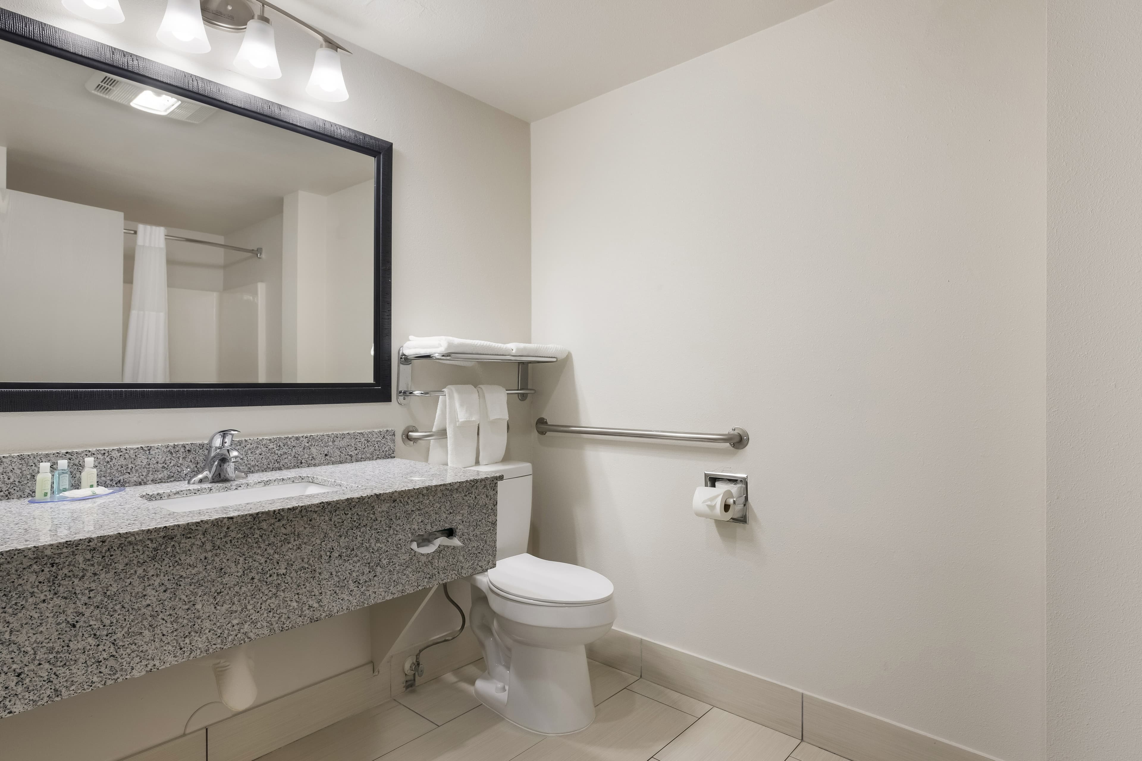 Quality Suites Tulsa I-44 - Image 5