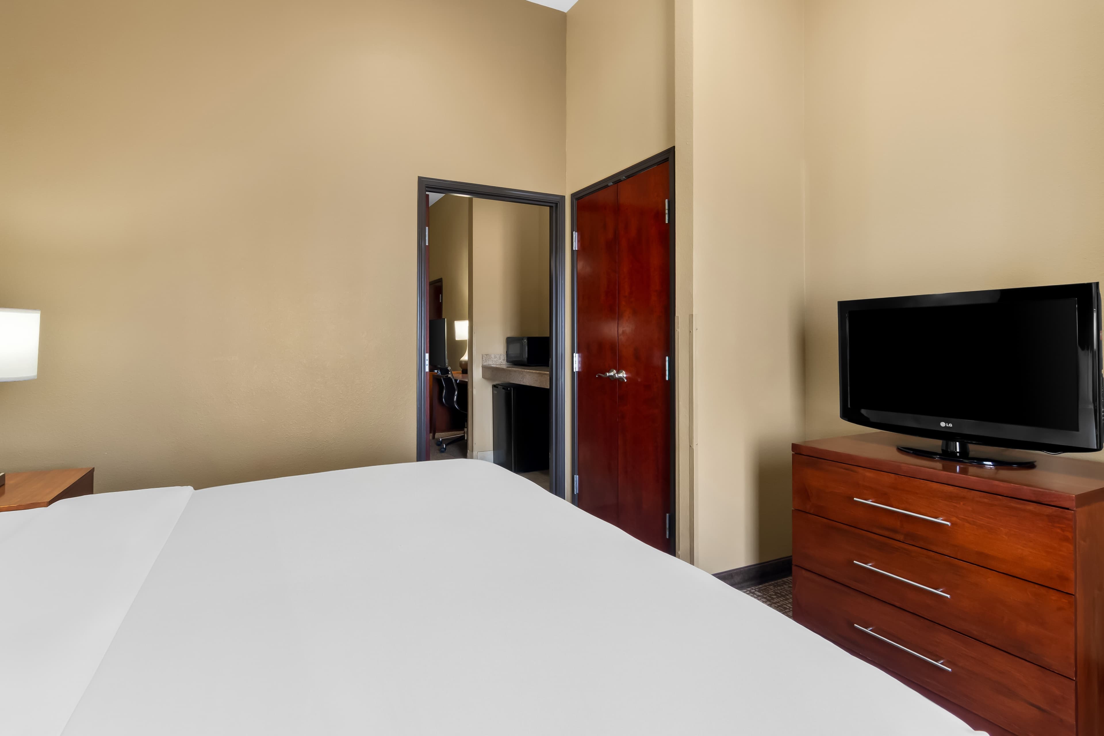Comfort Suites Yukon - SW Oklahoma City - Image 2