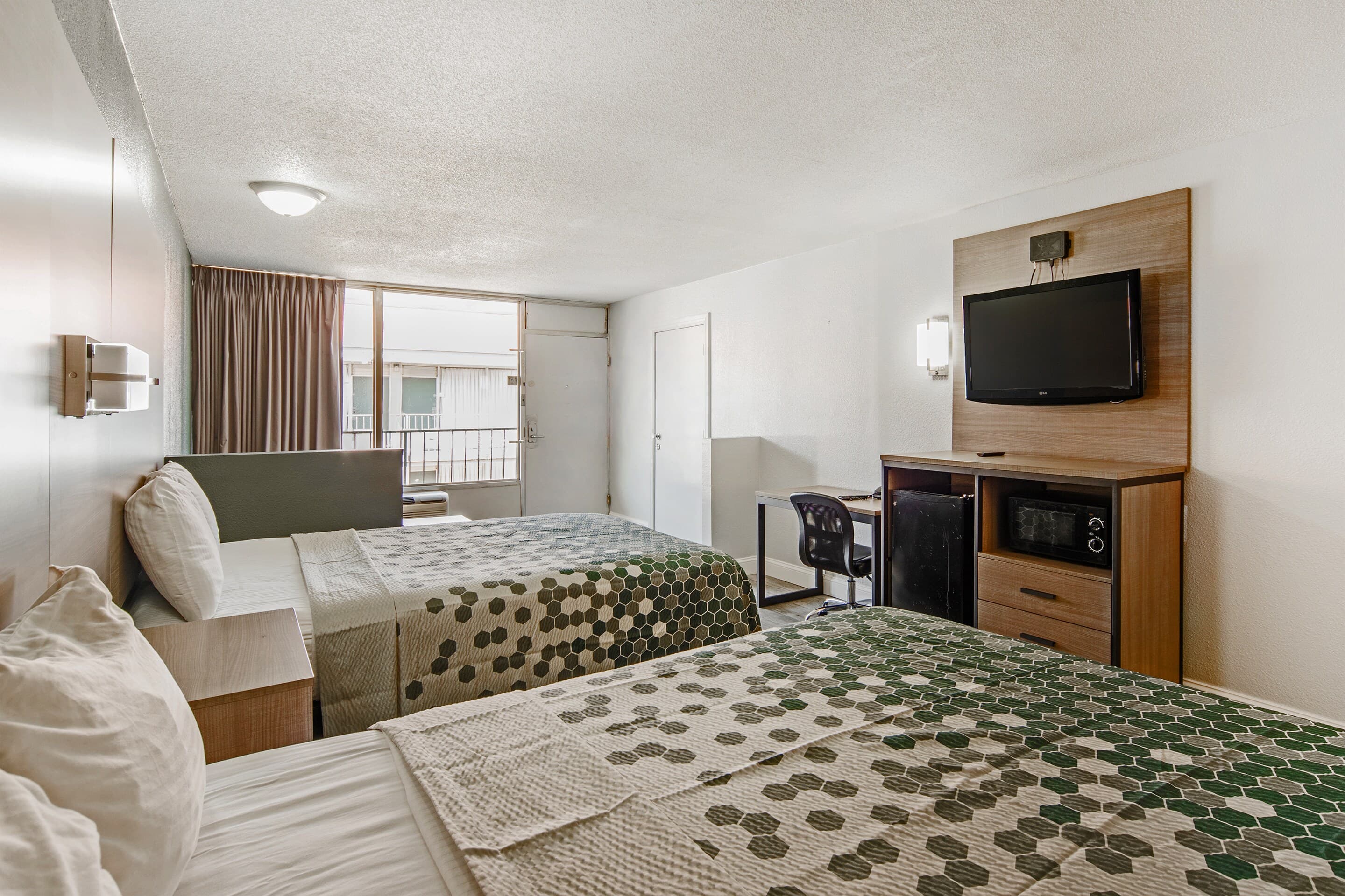 Econo Lodge Inn & Suites Near Bricktown — 14