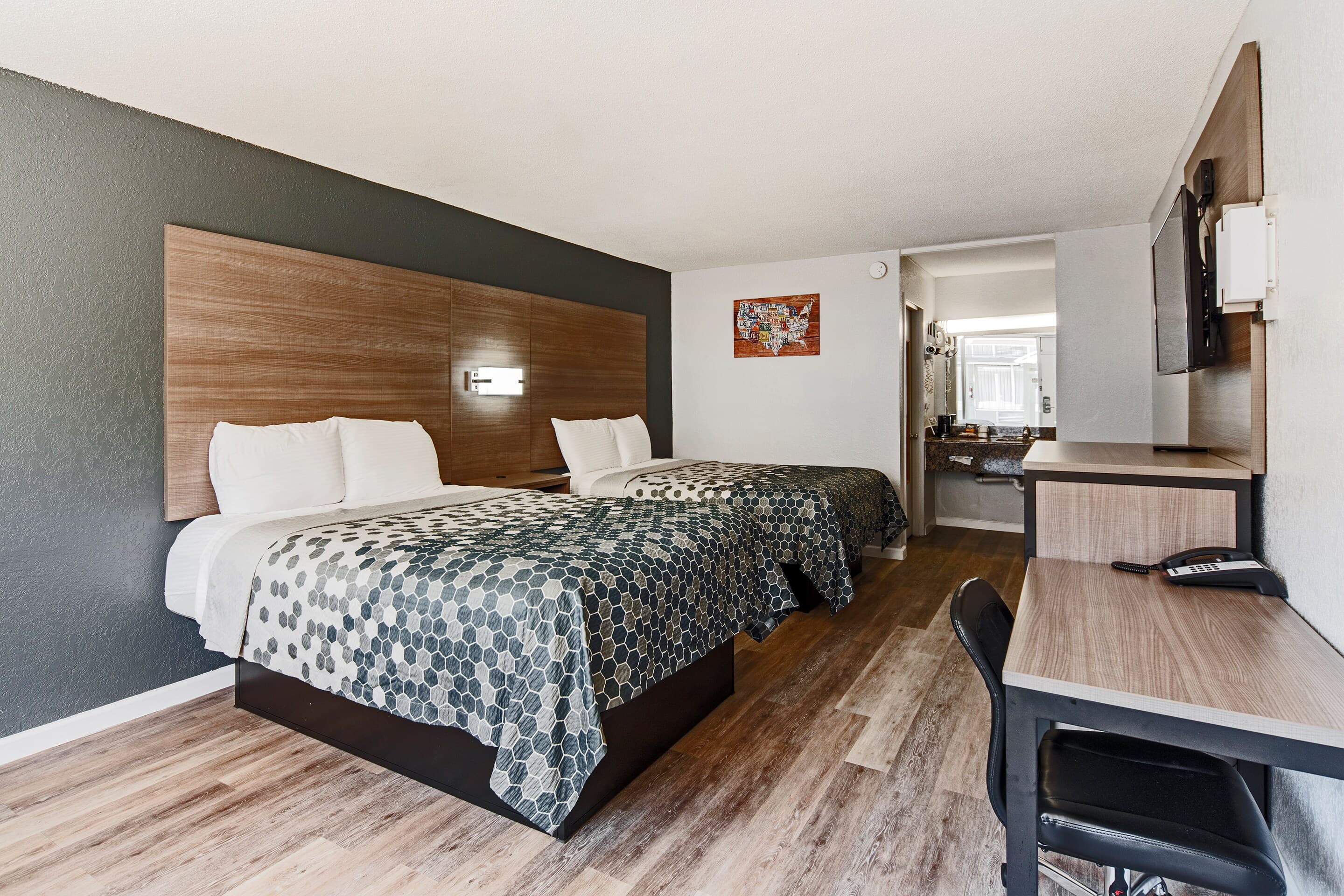 Econo Lodge Inn & Suites Near Bricktown - Image 4