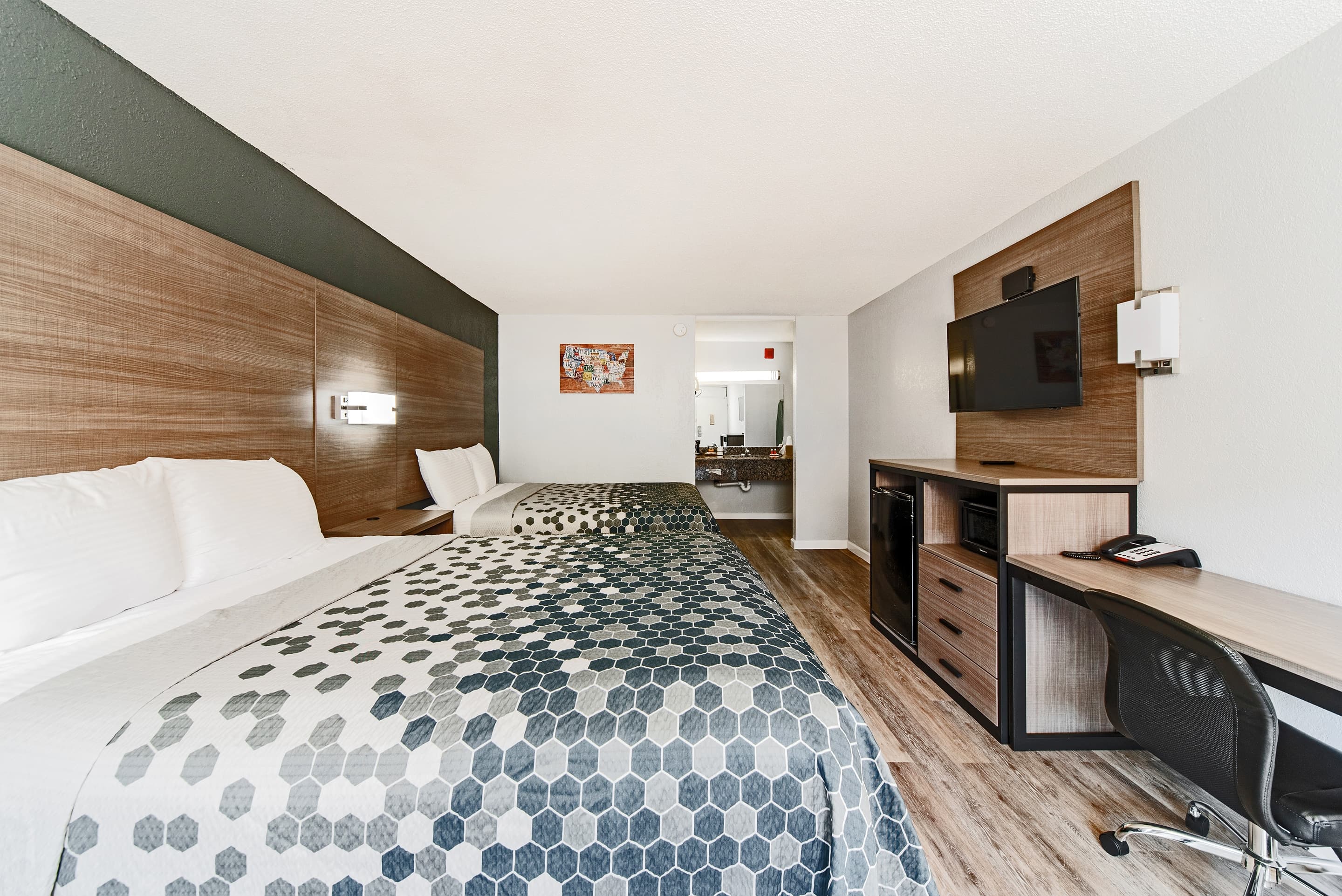Econo Lodge Inn & Suites Near Bricktown — 8