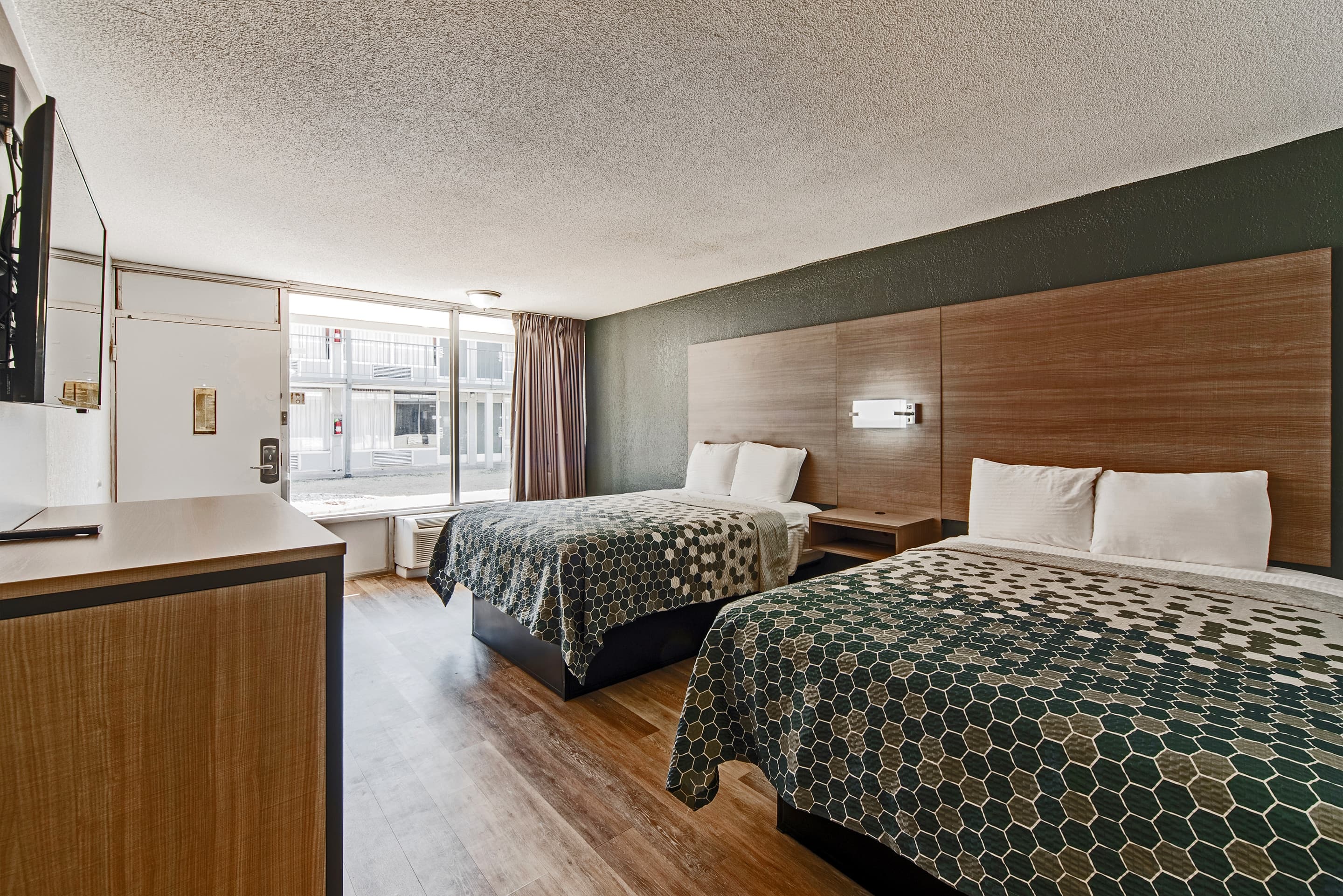 Econo Lodge Inn & Suites Near Bricktown — 9