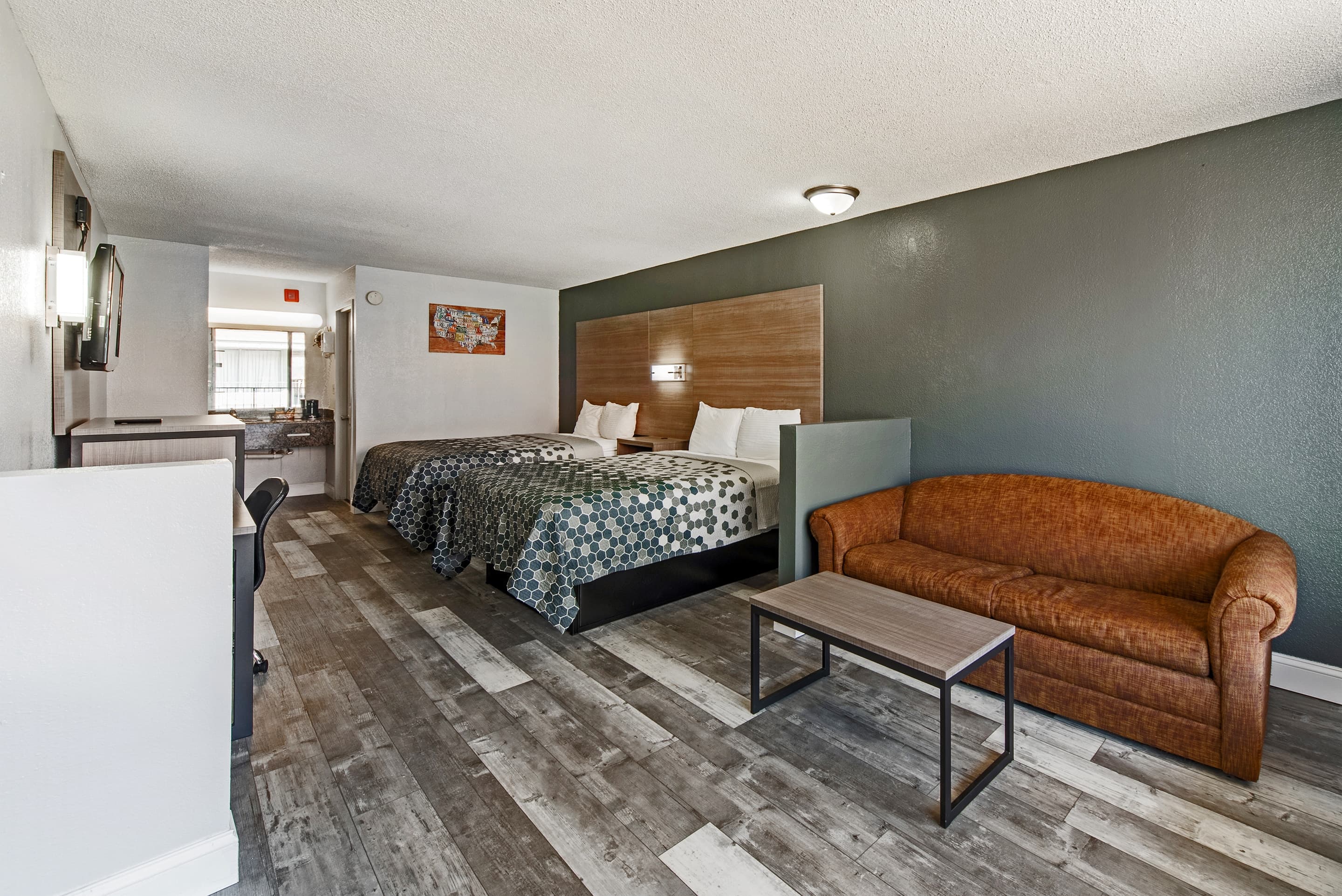 Econo Lodge Inn & Suites Near Bricktown — 11
