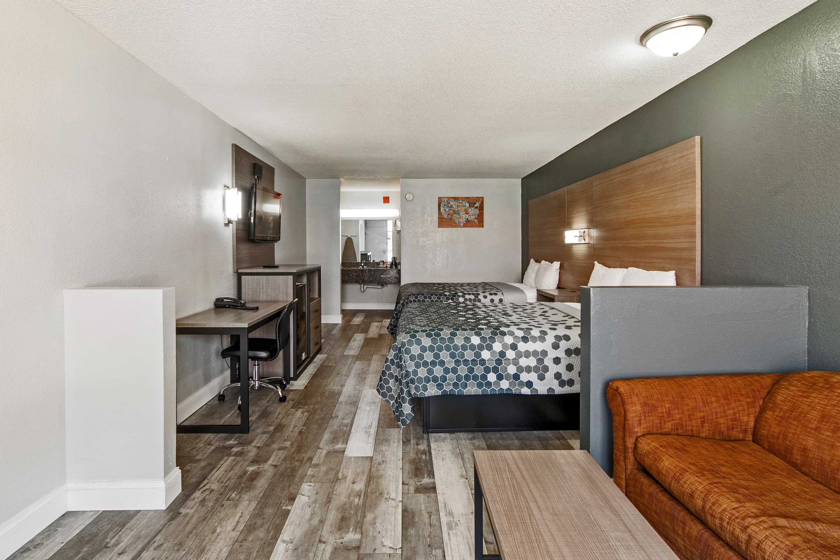 Econo Lodge Inn & Suites Near Bricktown — 12