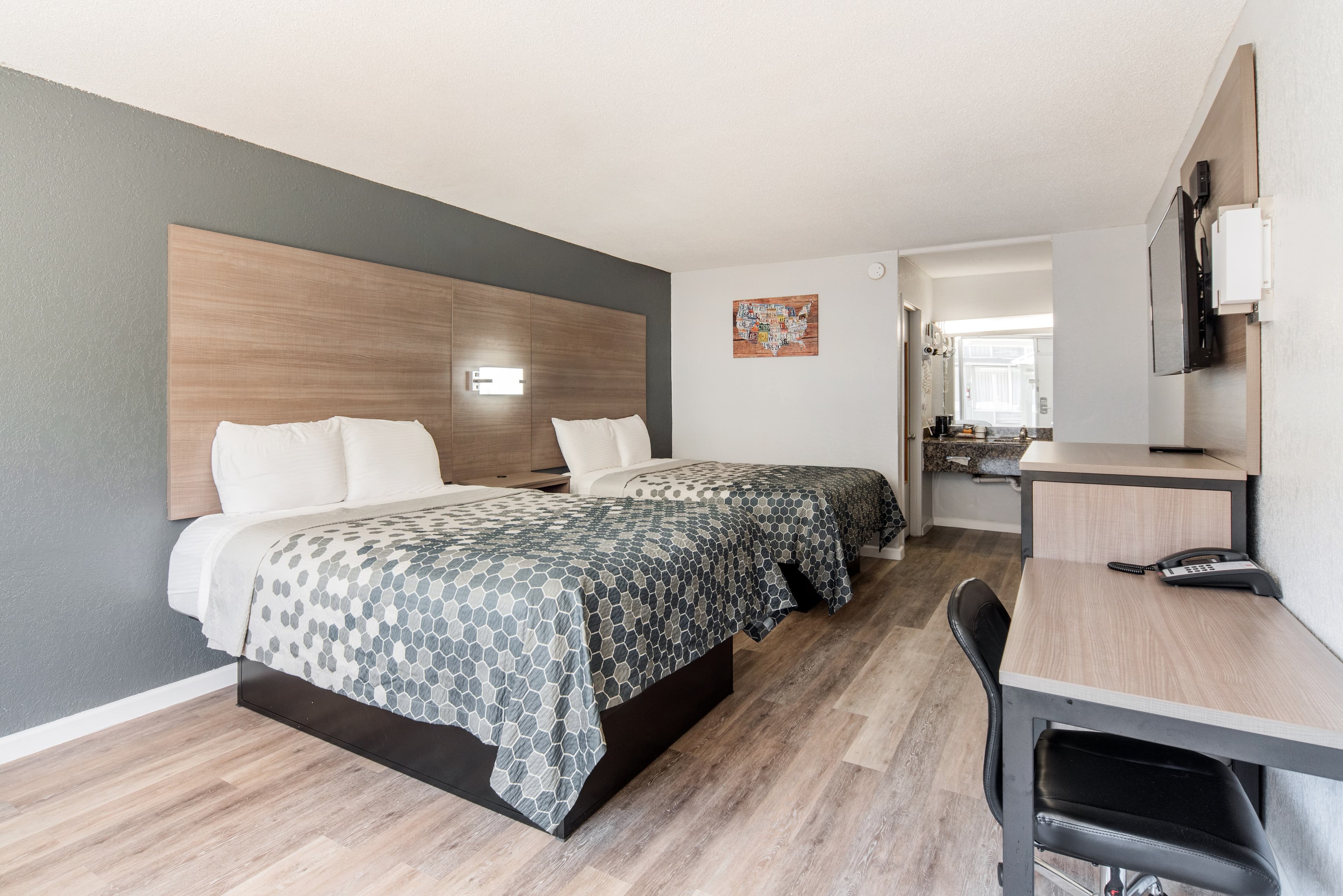 Econo Lodge Inn & Suites Near Bricktown - Image 2