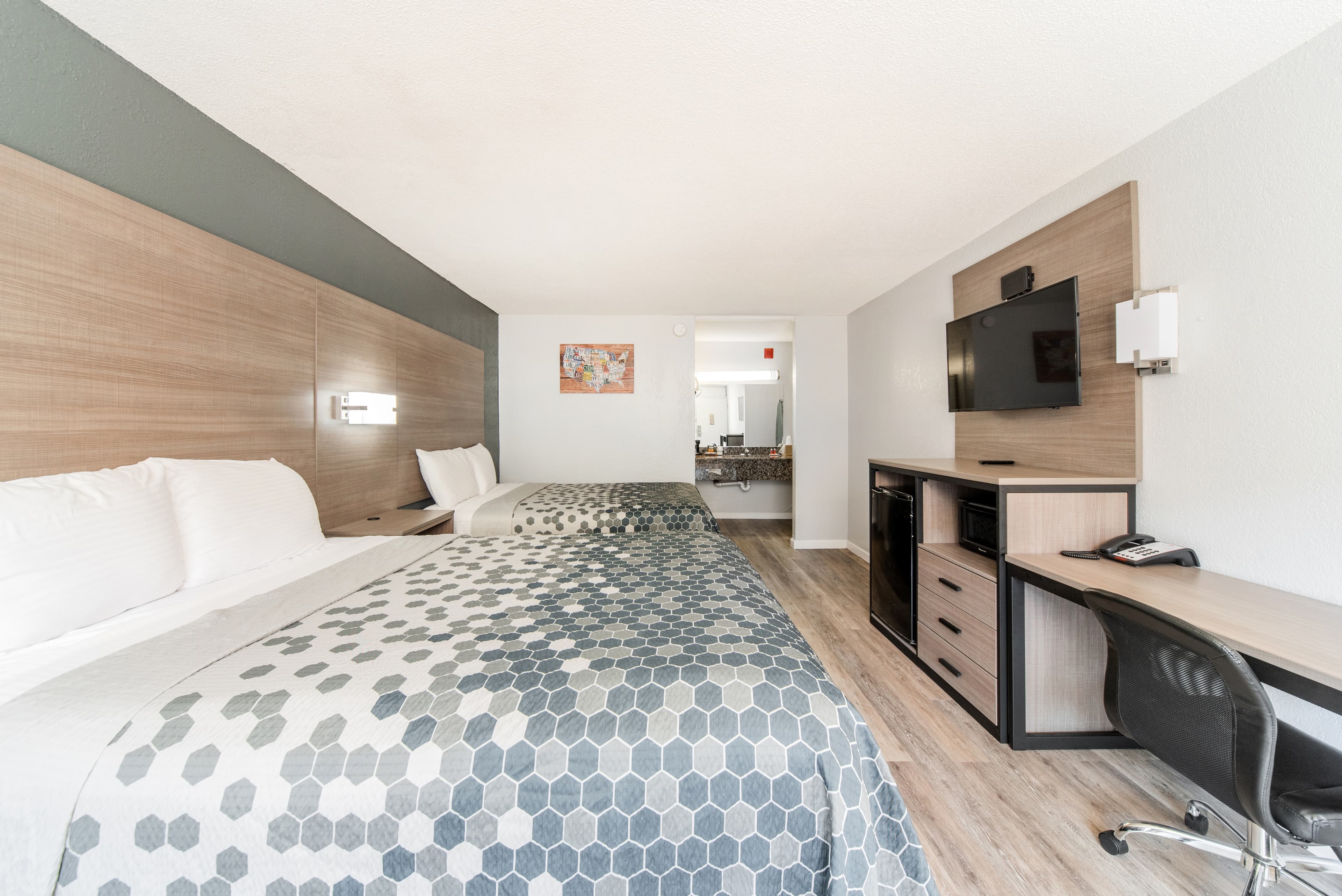 Econo Lodge Inn & Suites Near Bricktown — 6