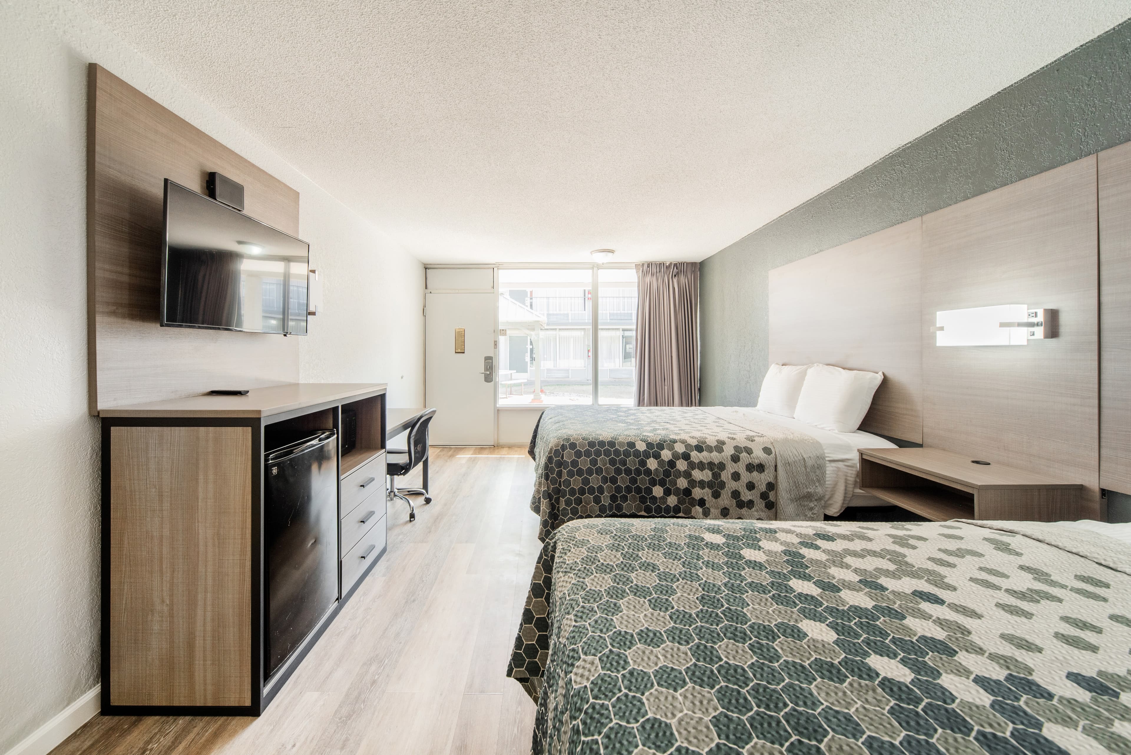 Econo Lodge Inn & Suites Near Bricktown — 7