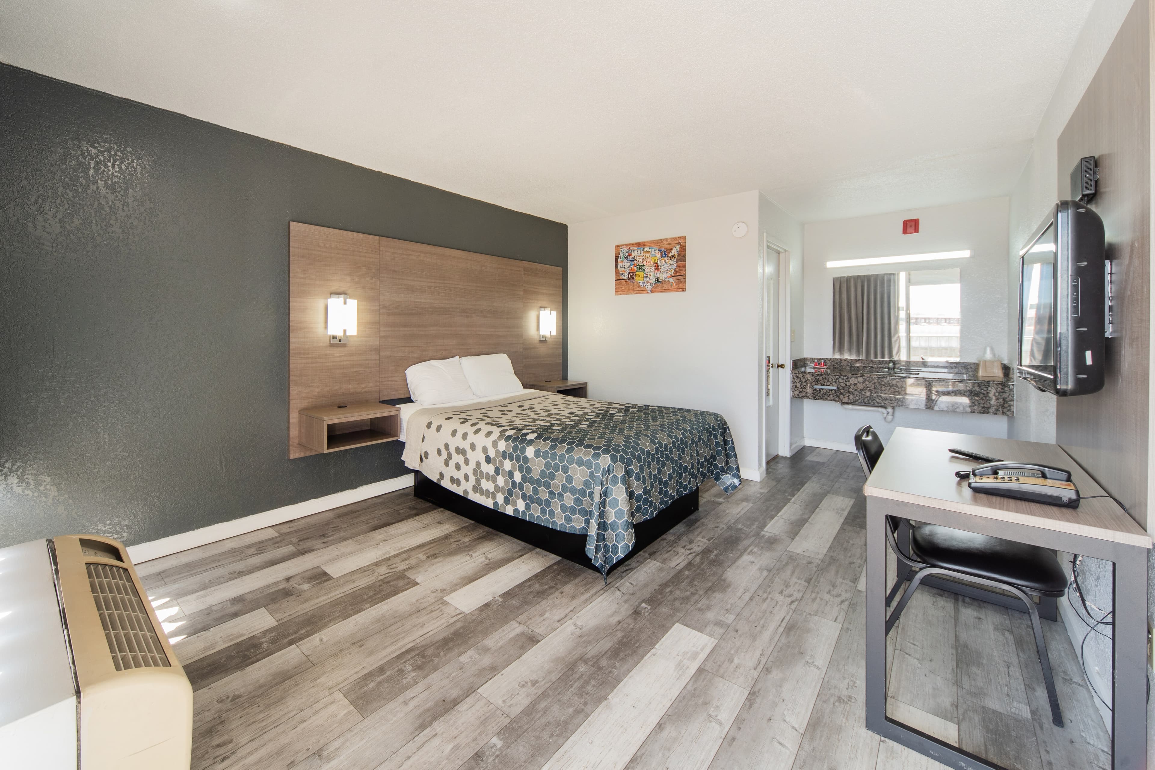 Econo Lodge Inn & Suites Near Bricktown — 25