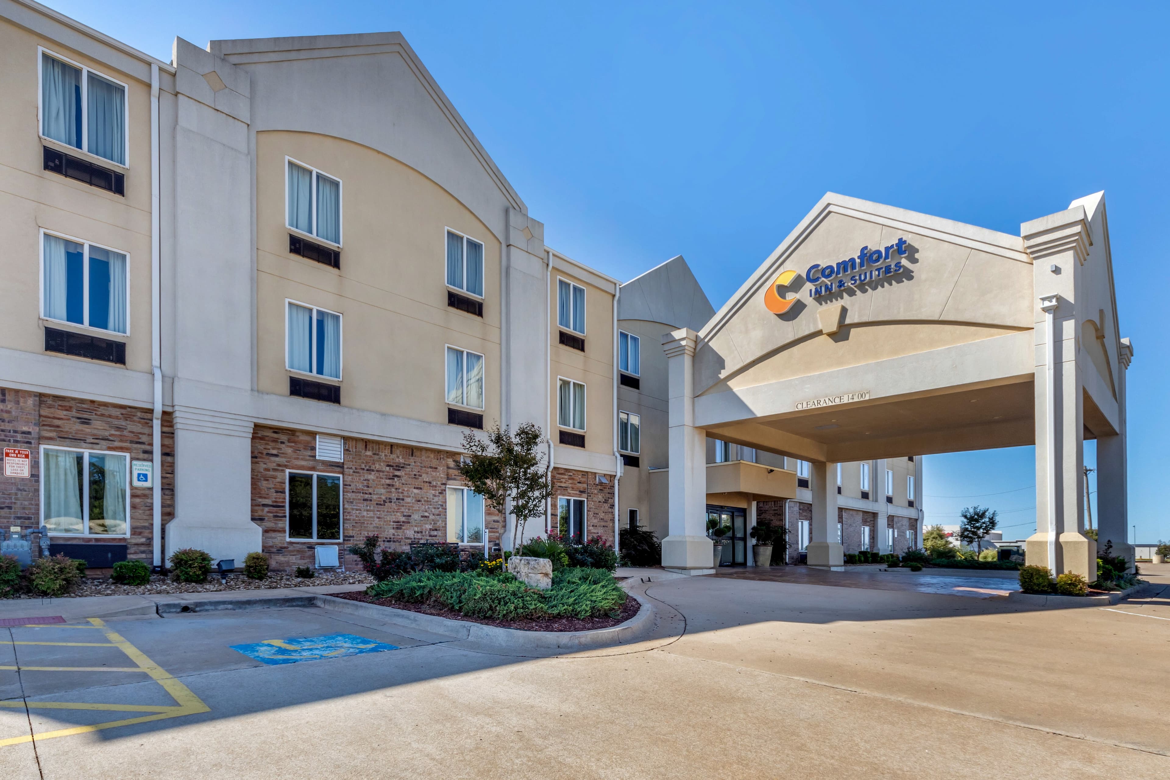 Comfort Inn & Suites Perry I-35 - Image 1