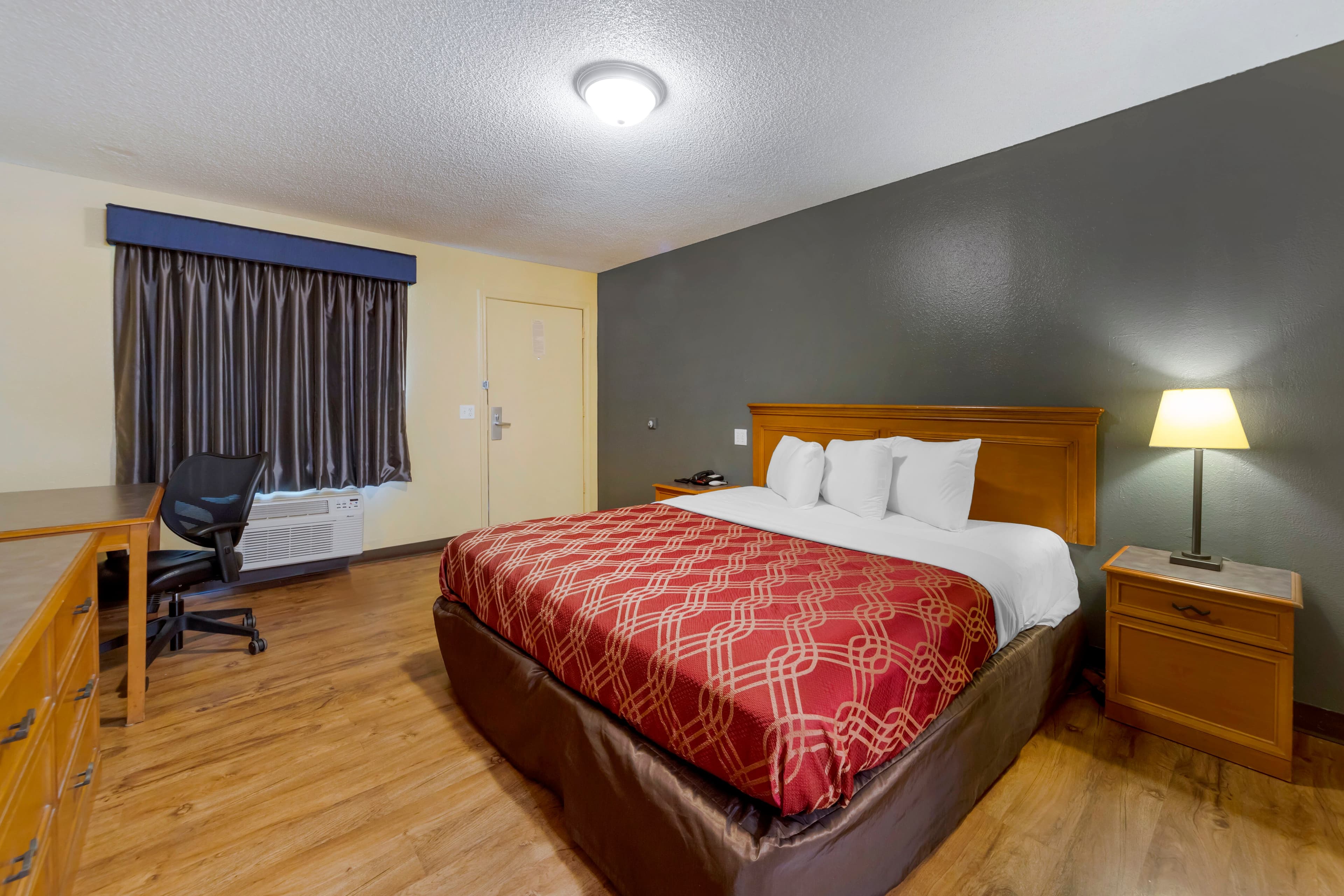 Econo Lodge Pryor - Image 1