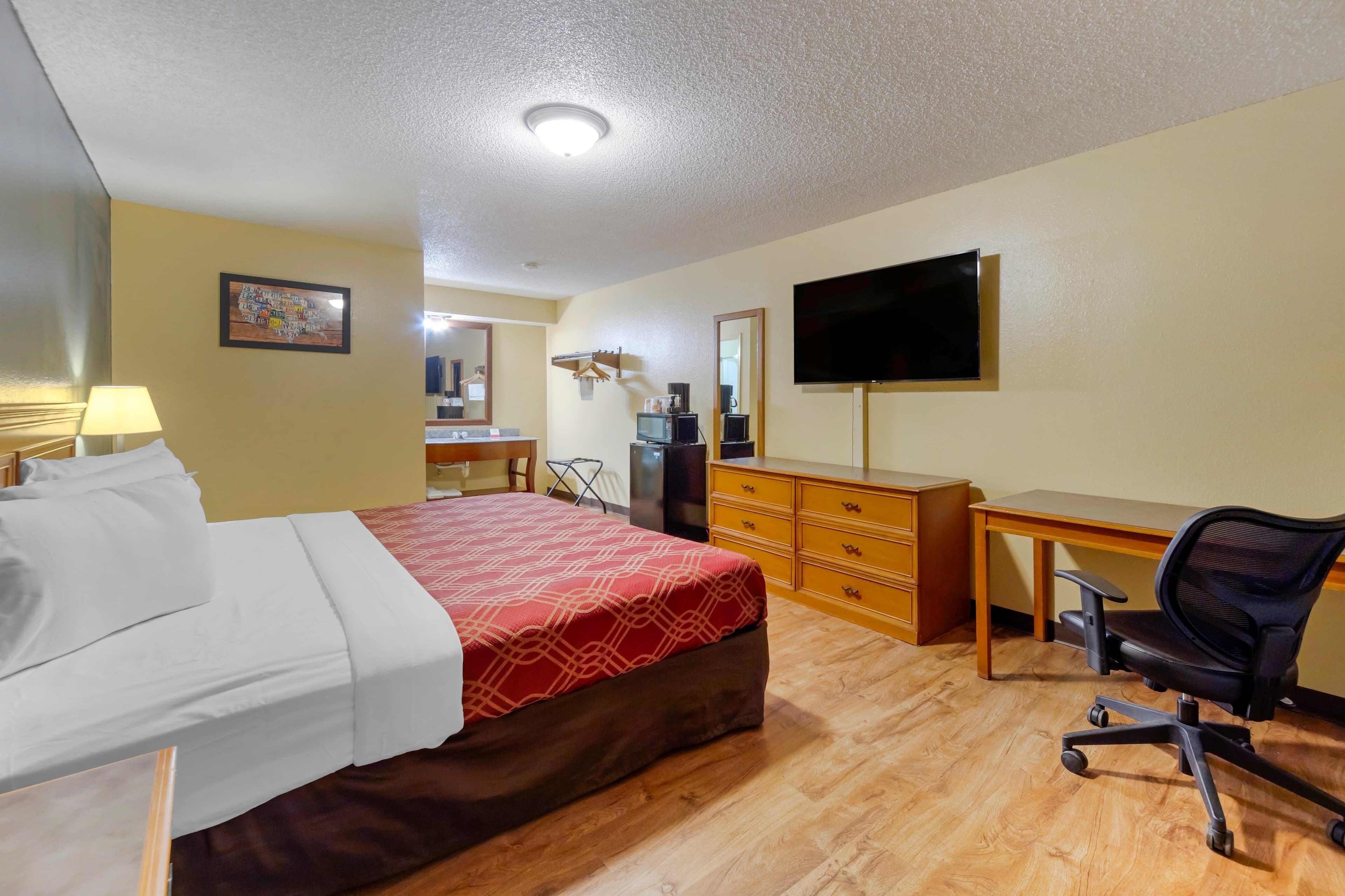 Econo Lodge Pryor — 8