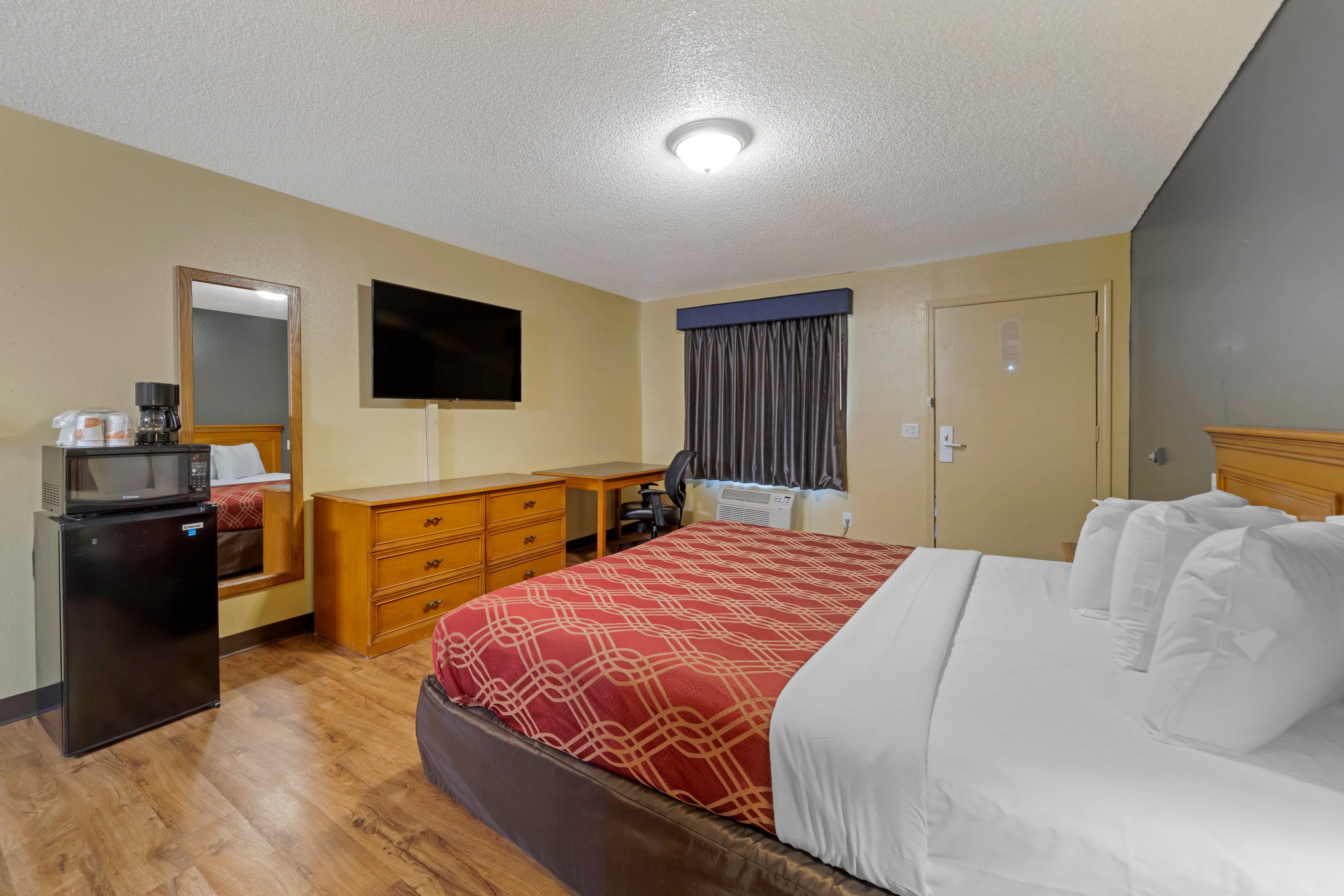 Econo Lodge Pryor — 11