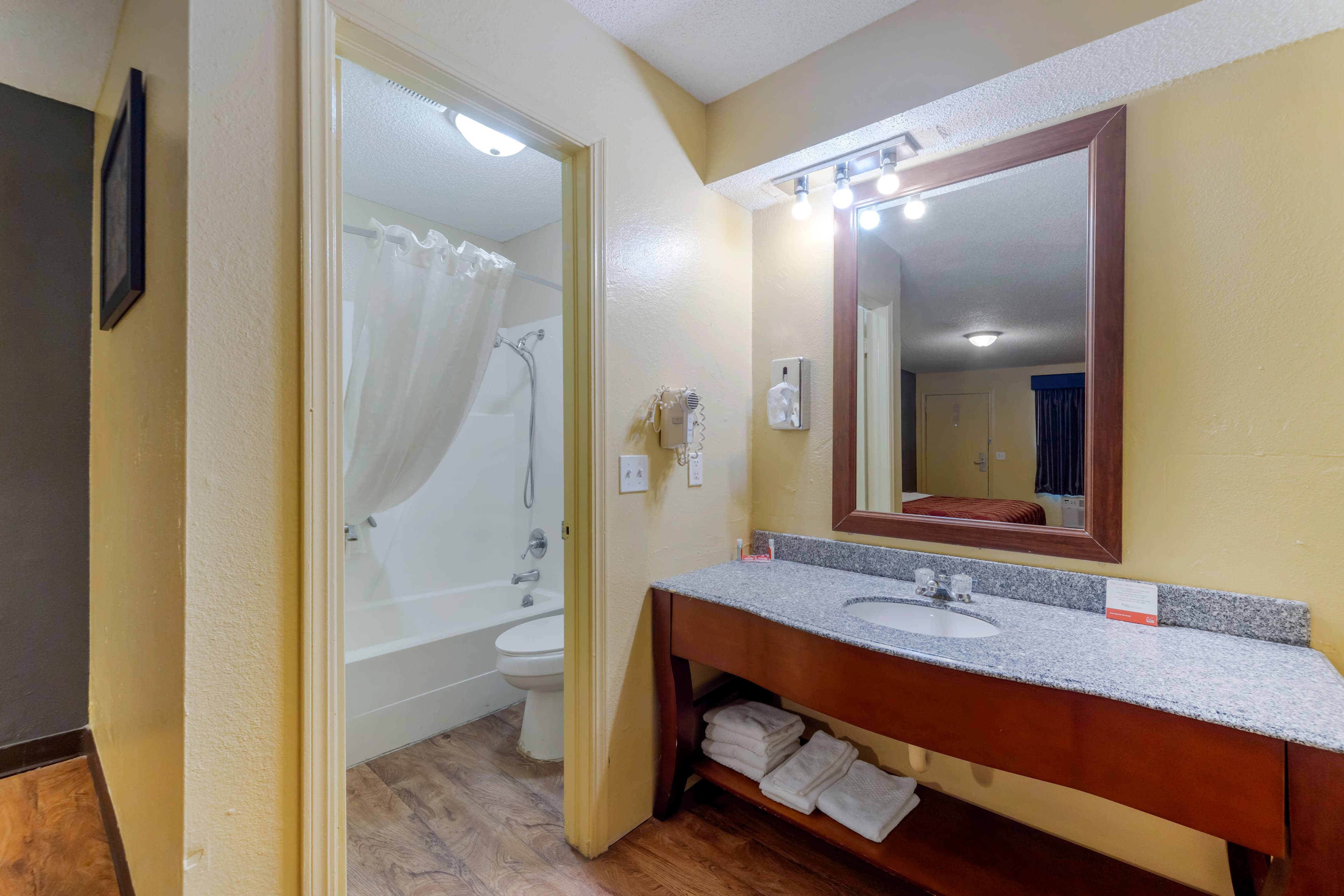 Econo Lodge Pryor — 12