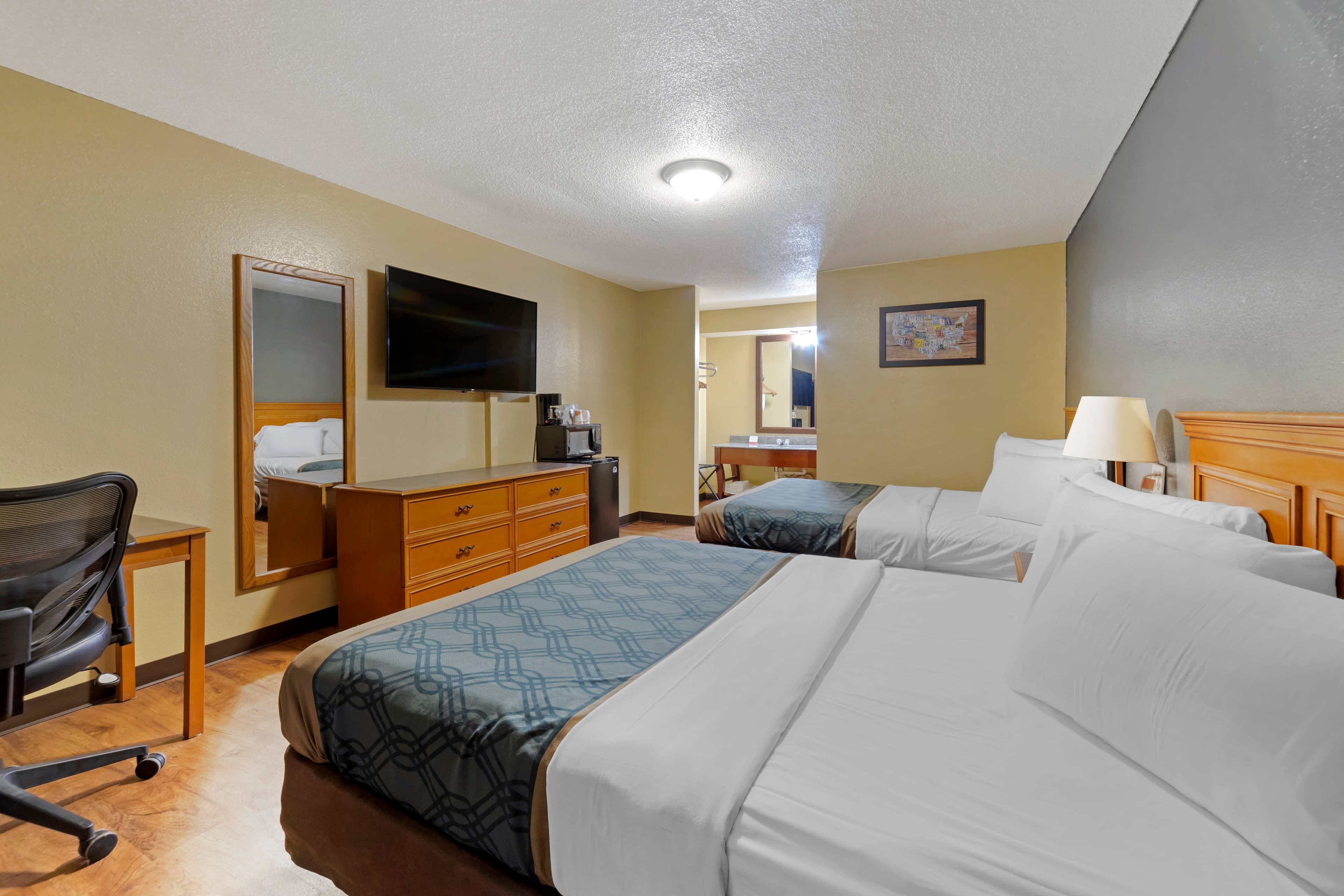 Econo Lodge Pryor - Image 2