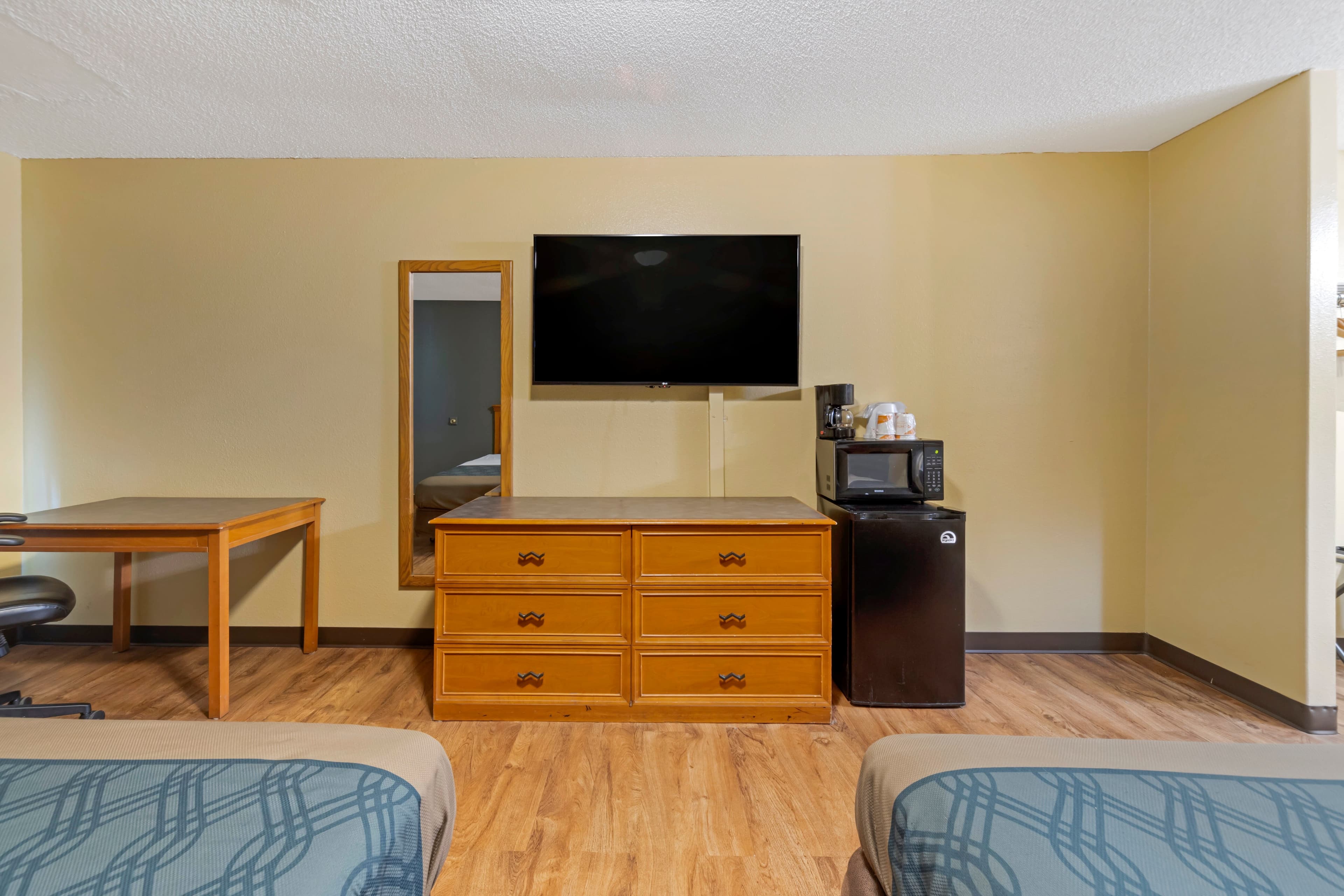 Econo Lodge Pryor - Image 4