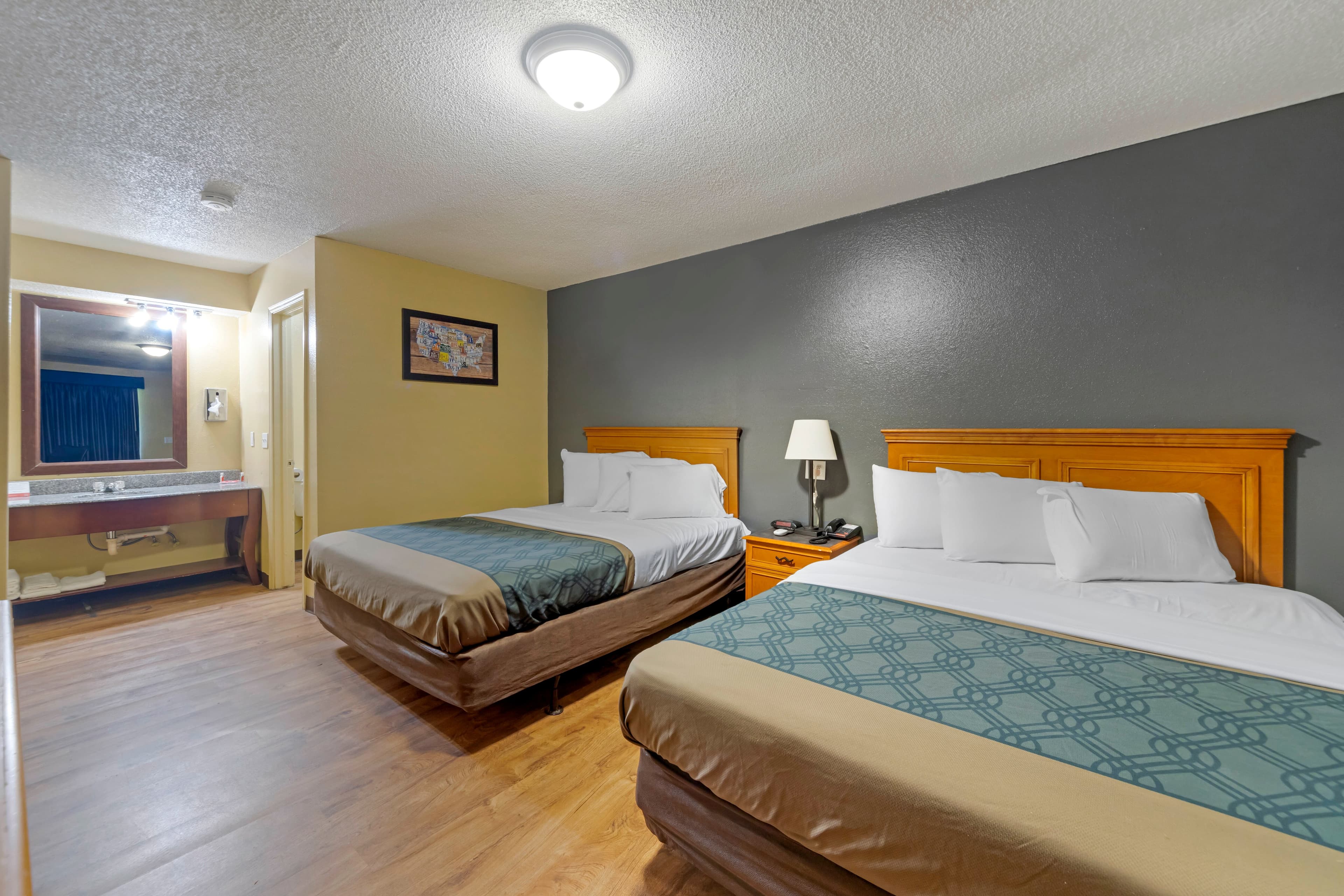 Econo Lodge Pryor - Image 5