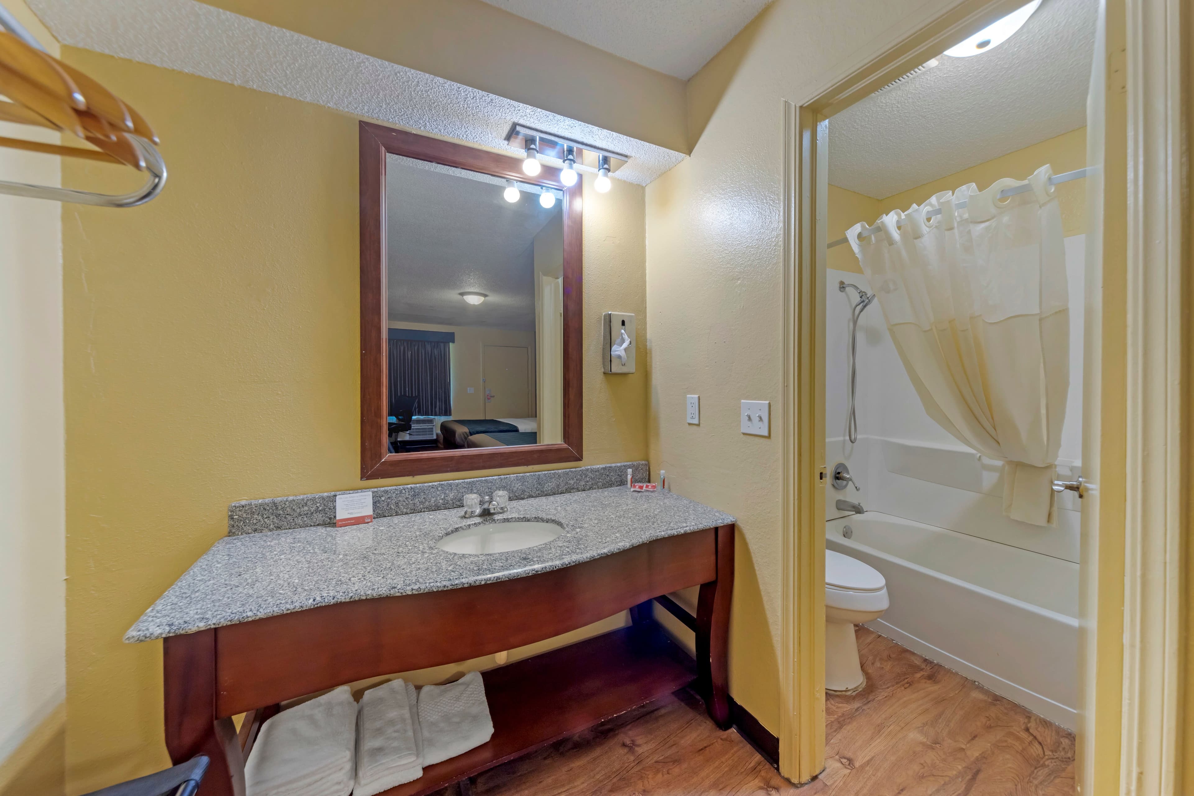 Econo Lodge Pryor — 27