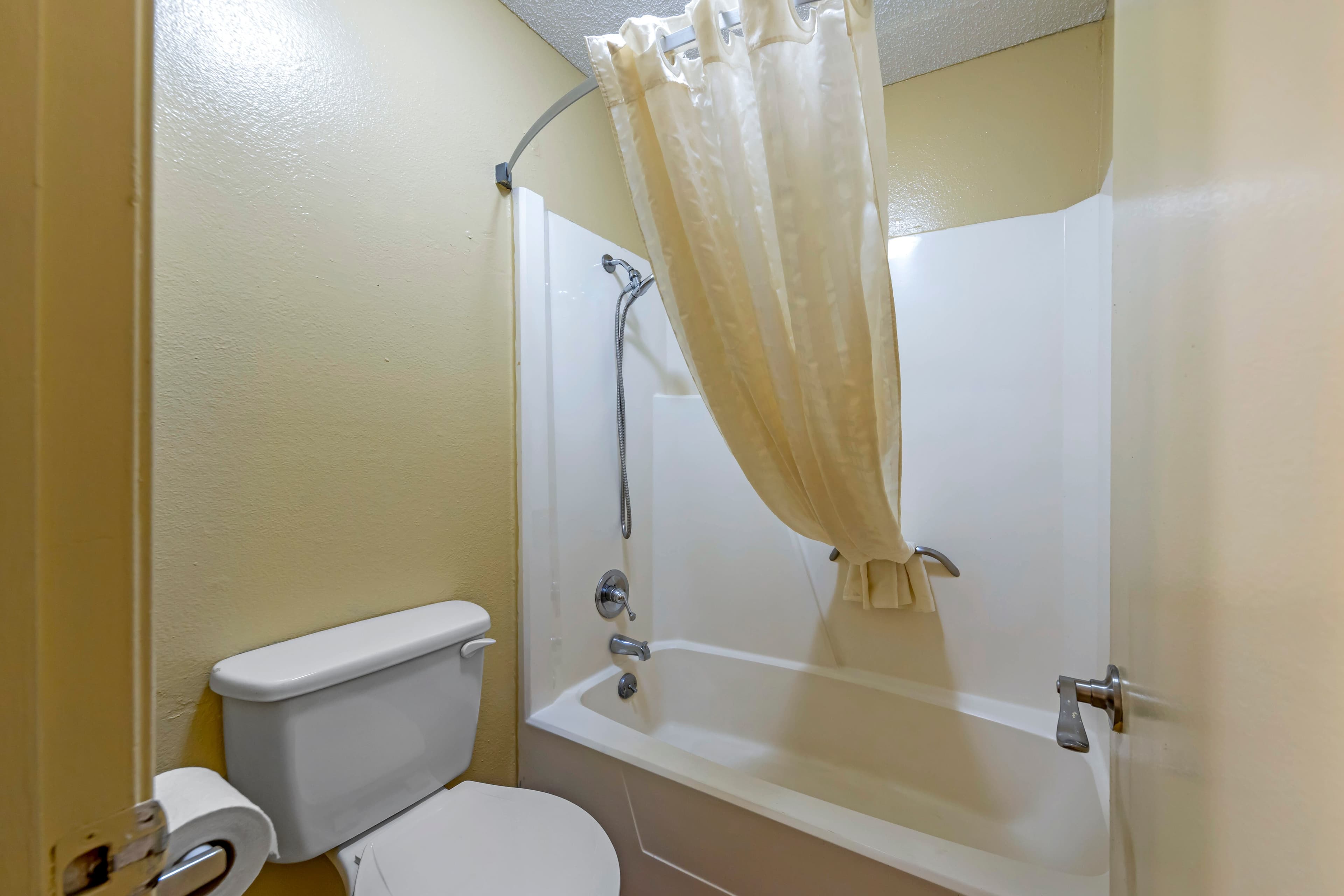 Econo Lodge Pryor — 28
