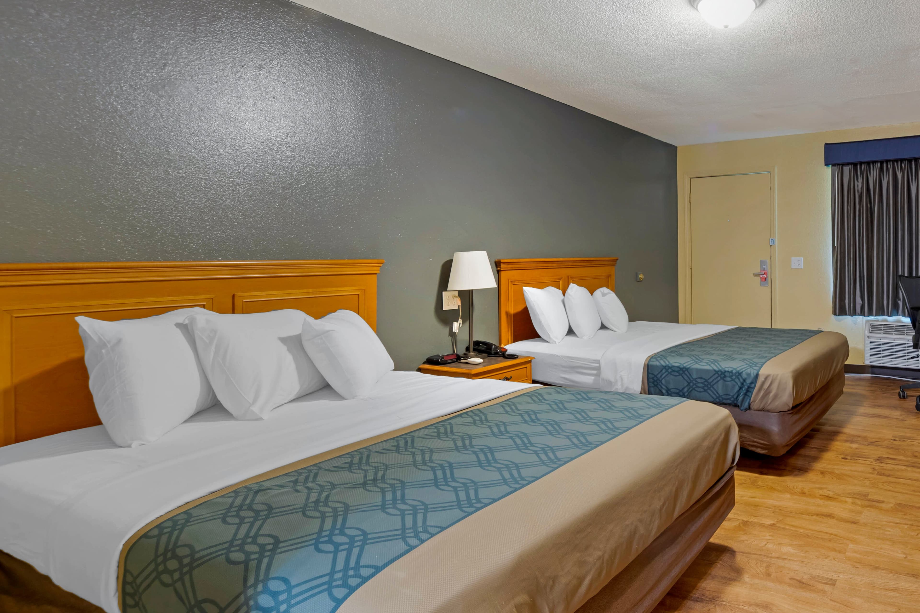 Econo Lodge Pryor — 6