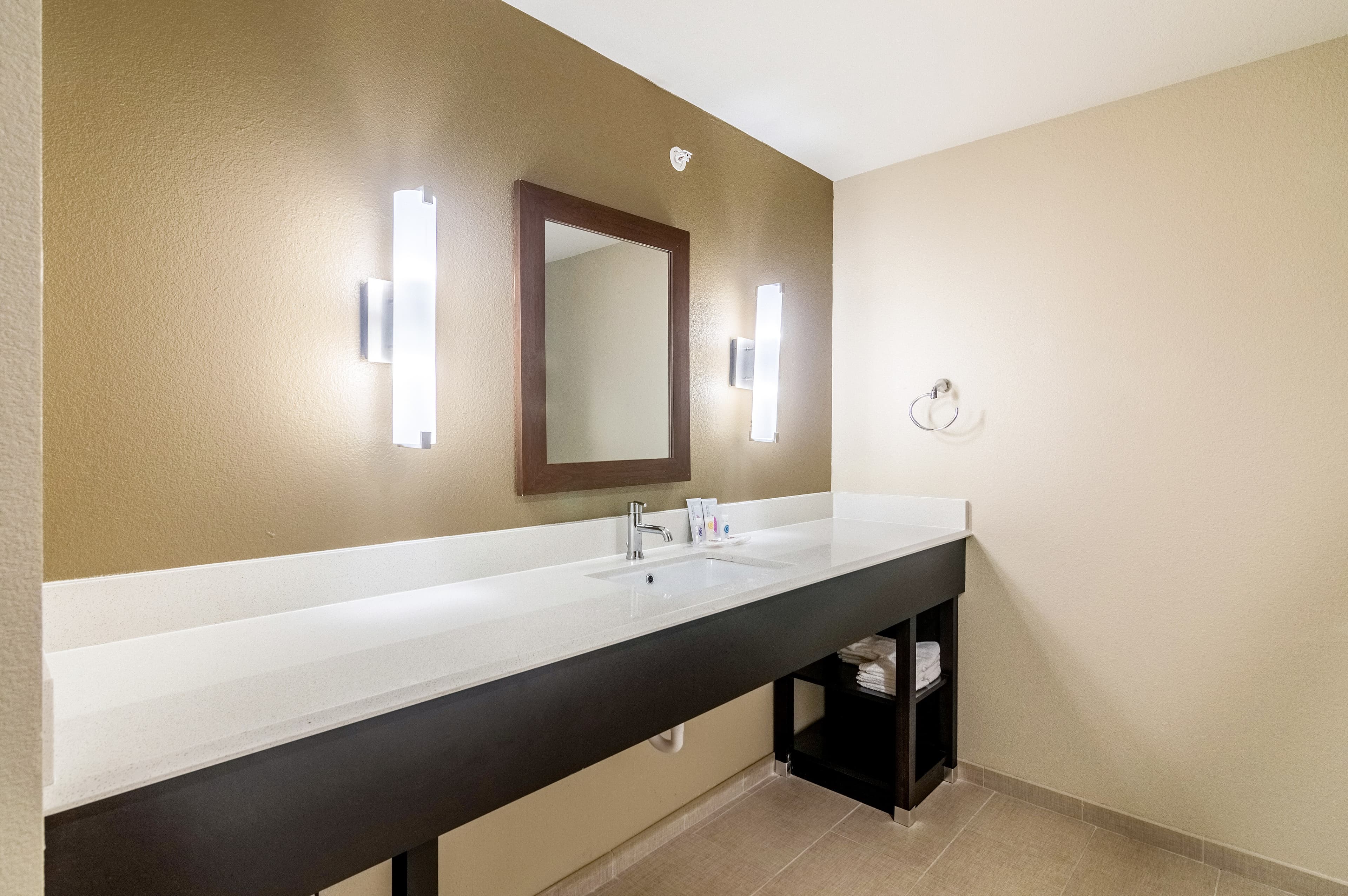 Comfort Suites Meridian and I-40 — 24