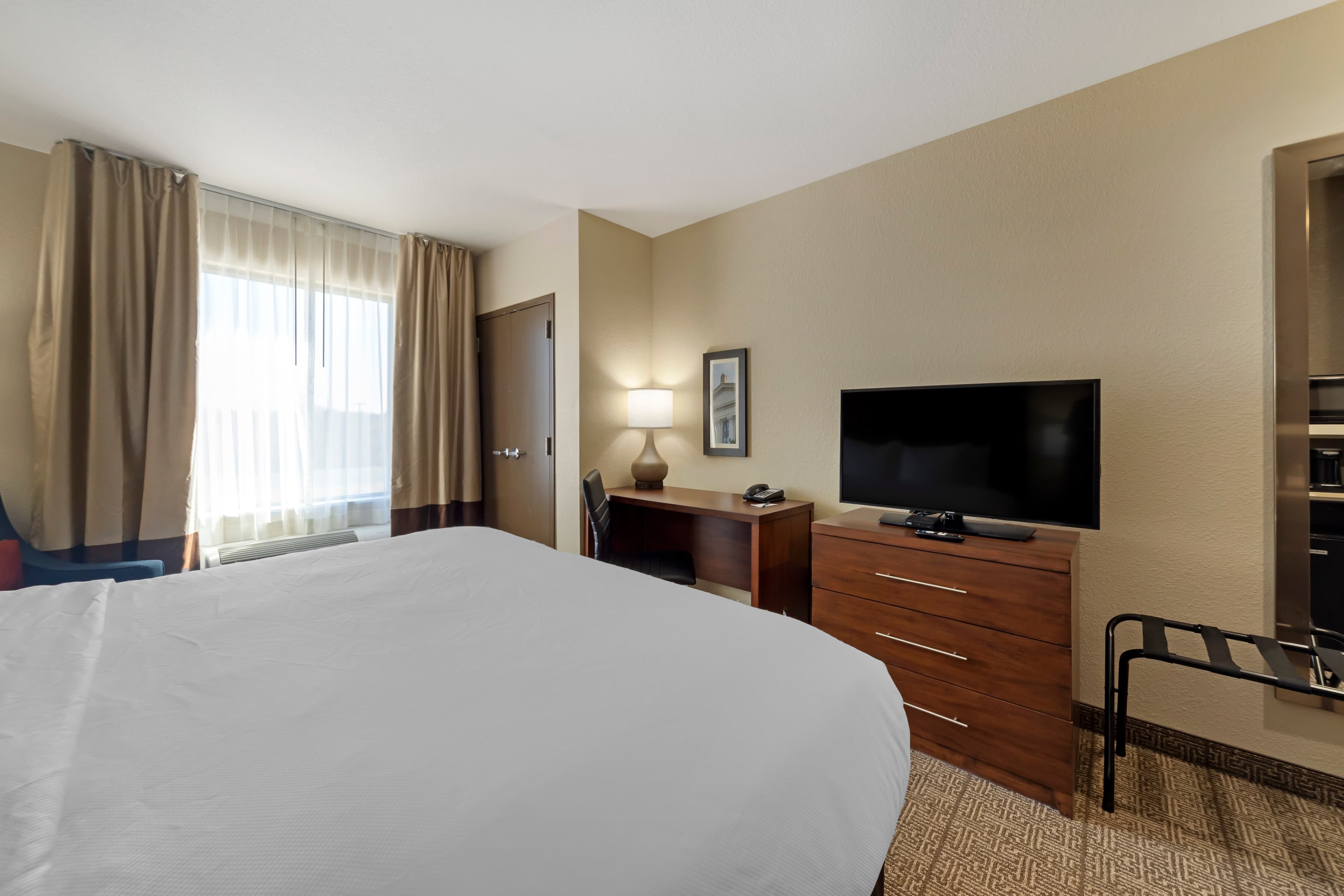 Comfort Inn & Suites Harrah - Image 4