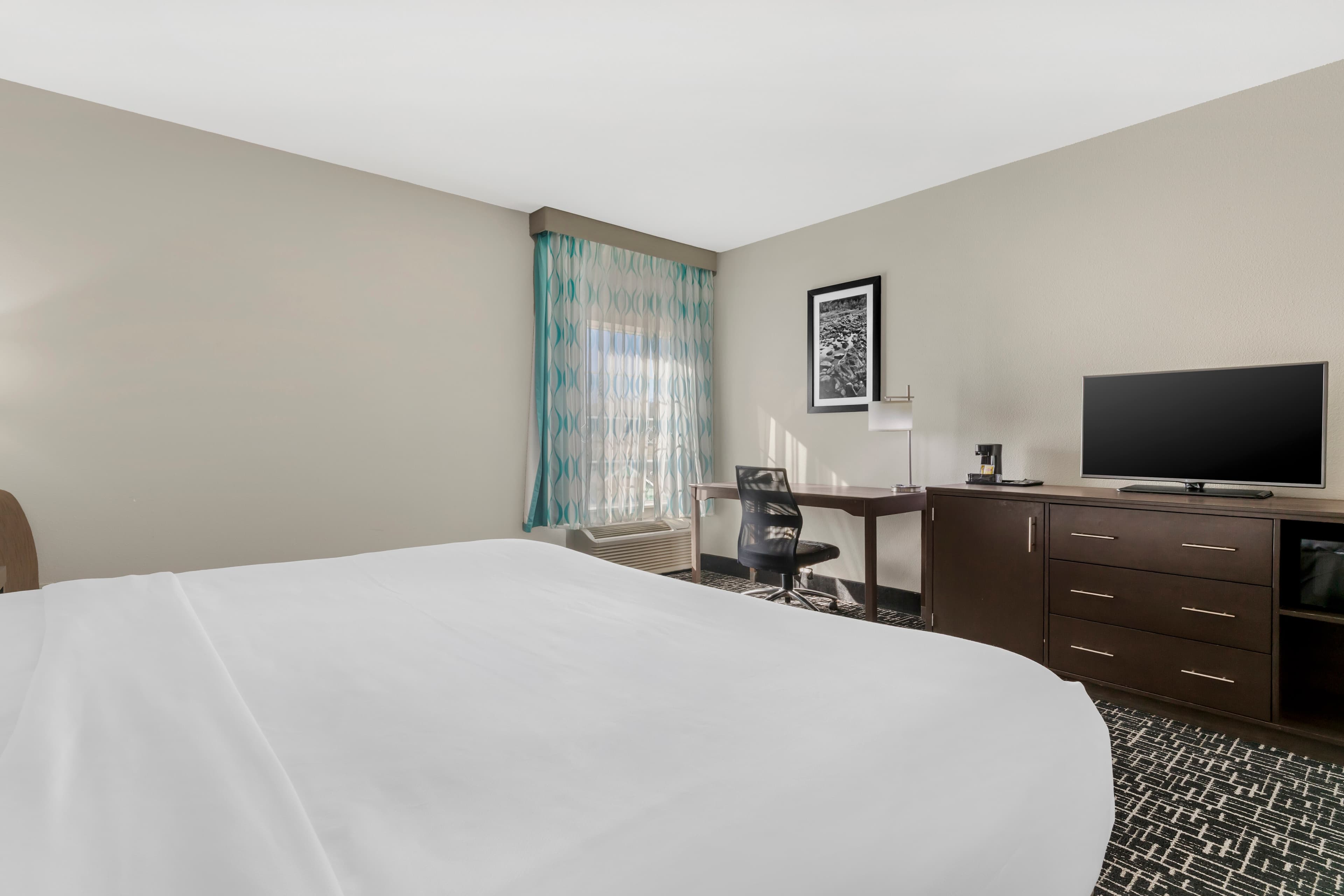 Comfort Inn & Suites - Image 4