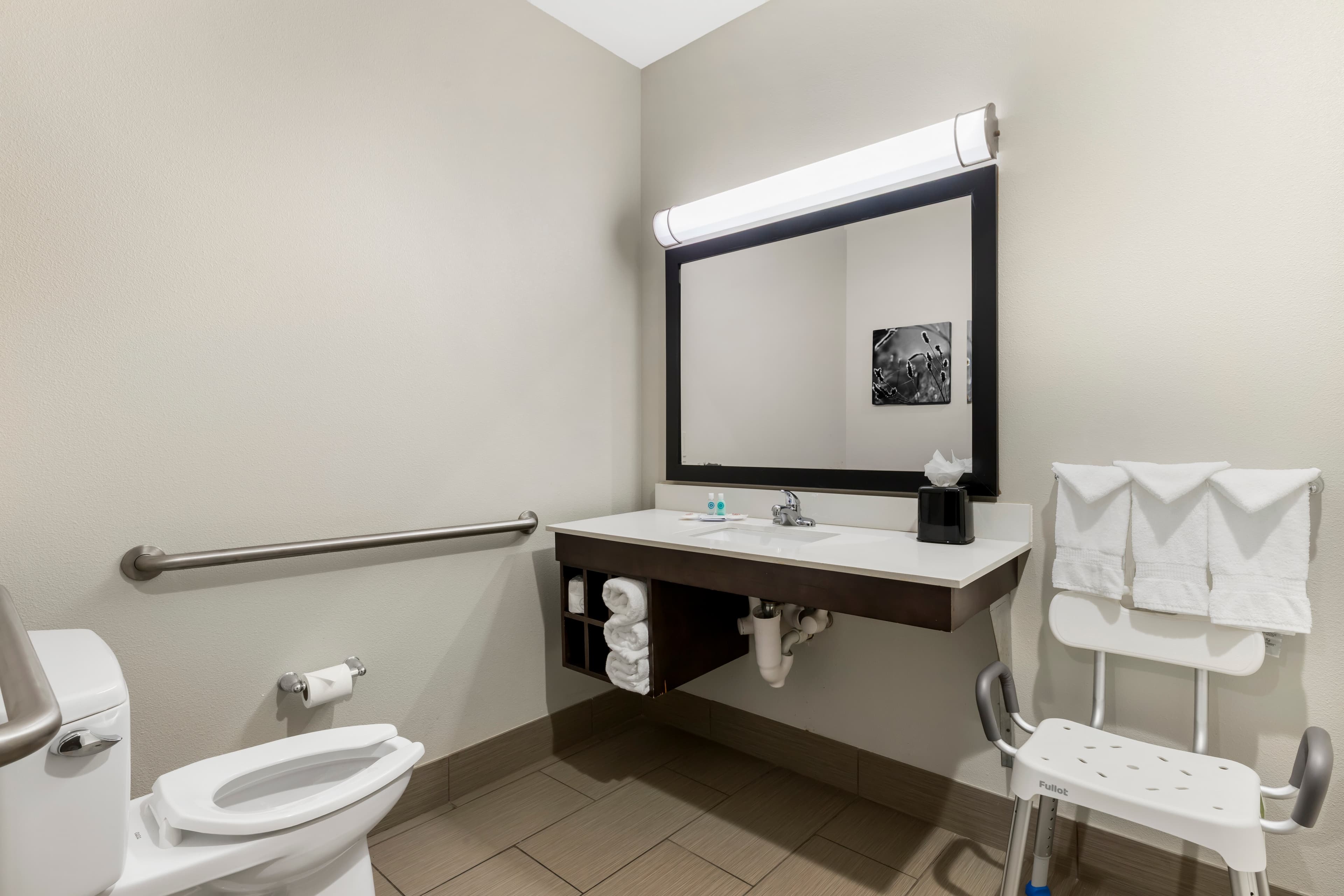 Comfort Inn & Suites - Image 5