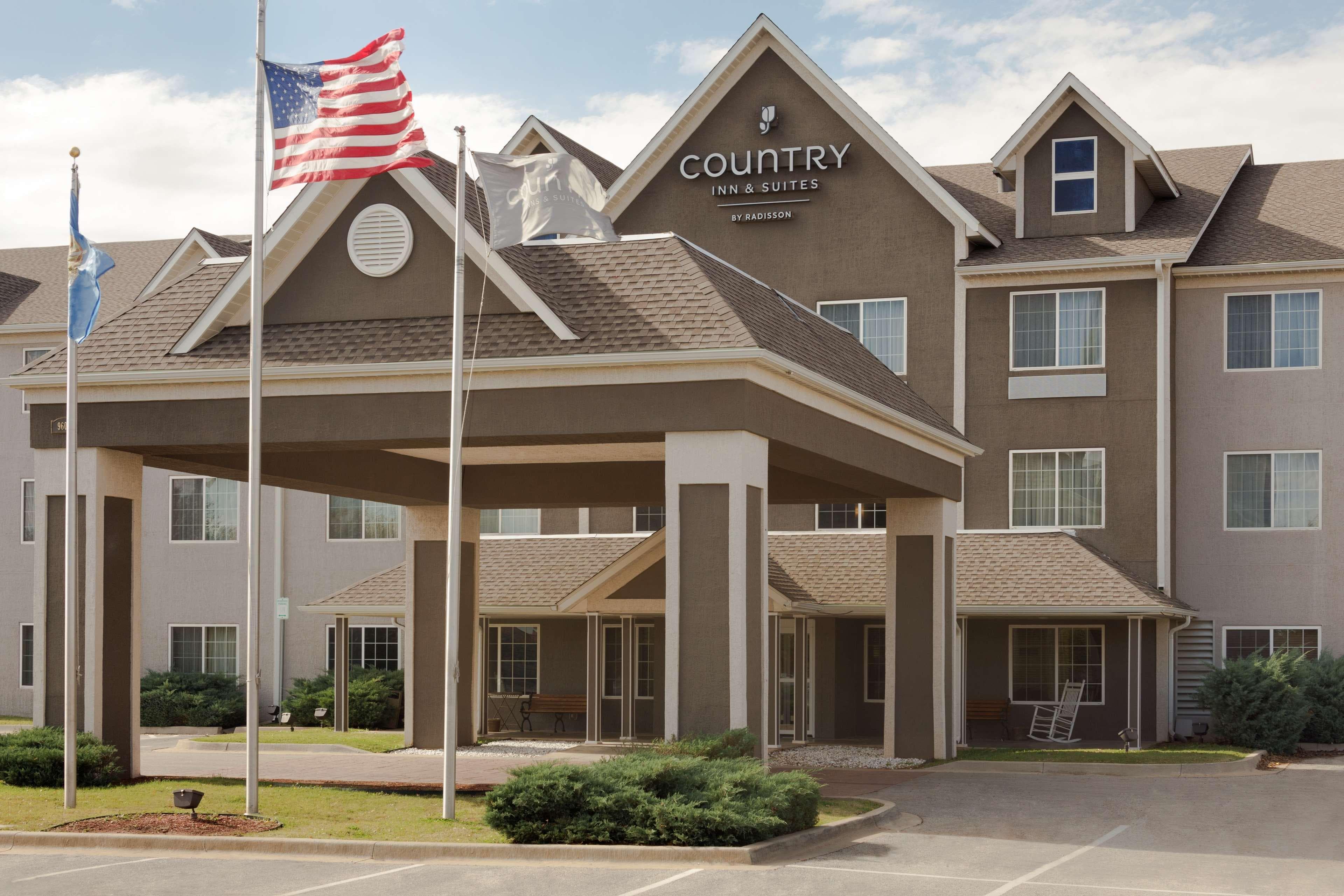 Country Inn & Suites by Radisson, Norman near University - Image 1