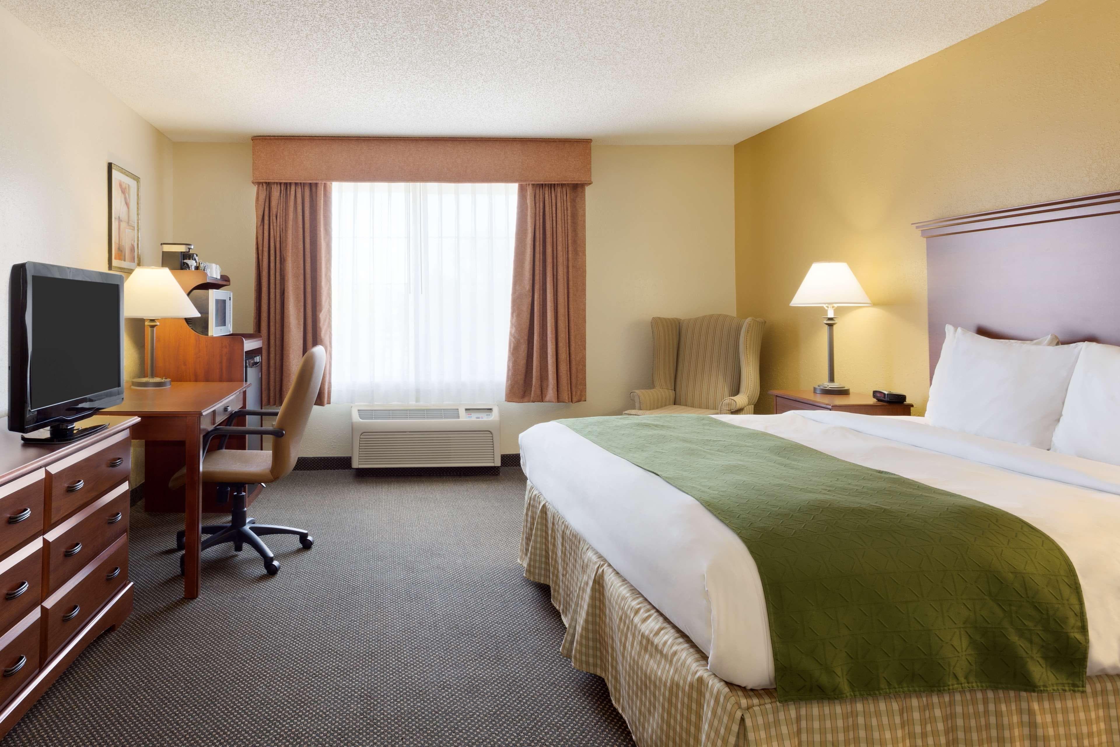 Country Inn & Suites by Radisson, Norman near University - Image 2