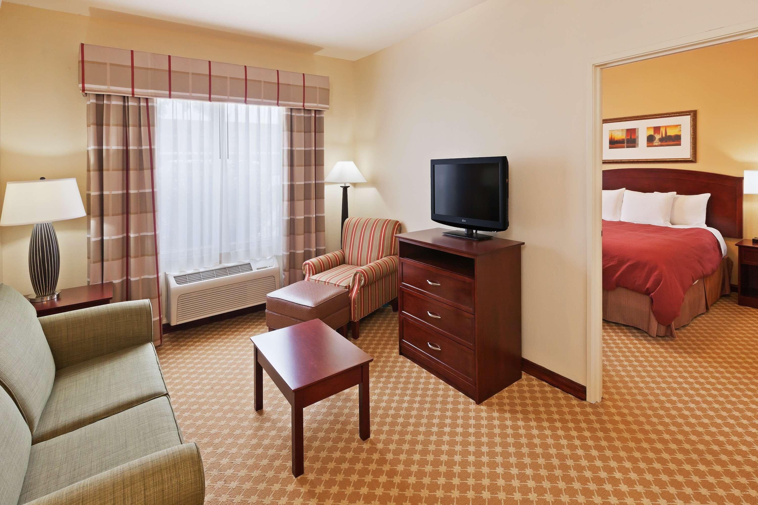 Country Inn & Suites by Radisson, Tulsa, OK - Image 4