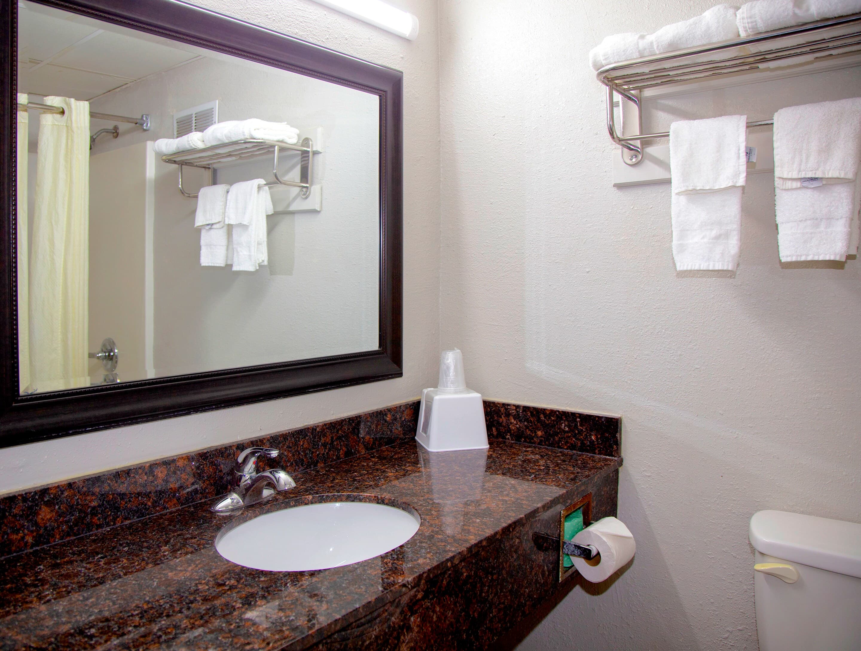 Econo Lodge Ardmore - Image 2