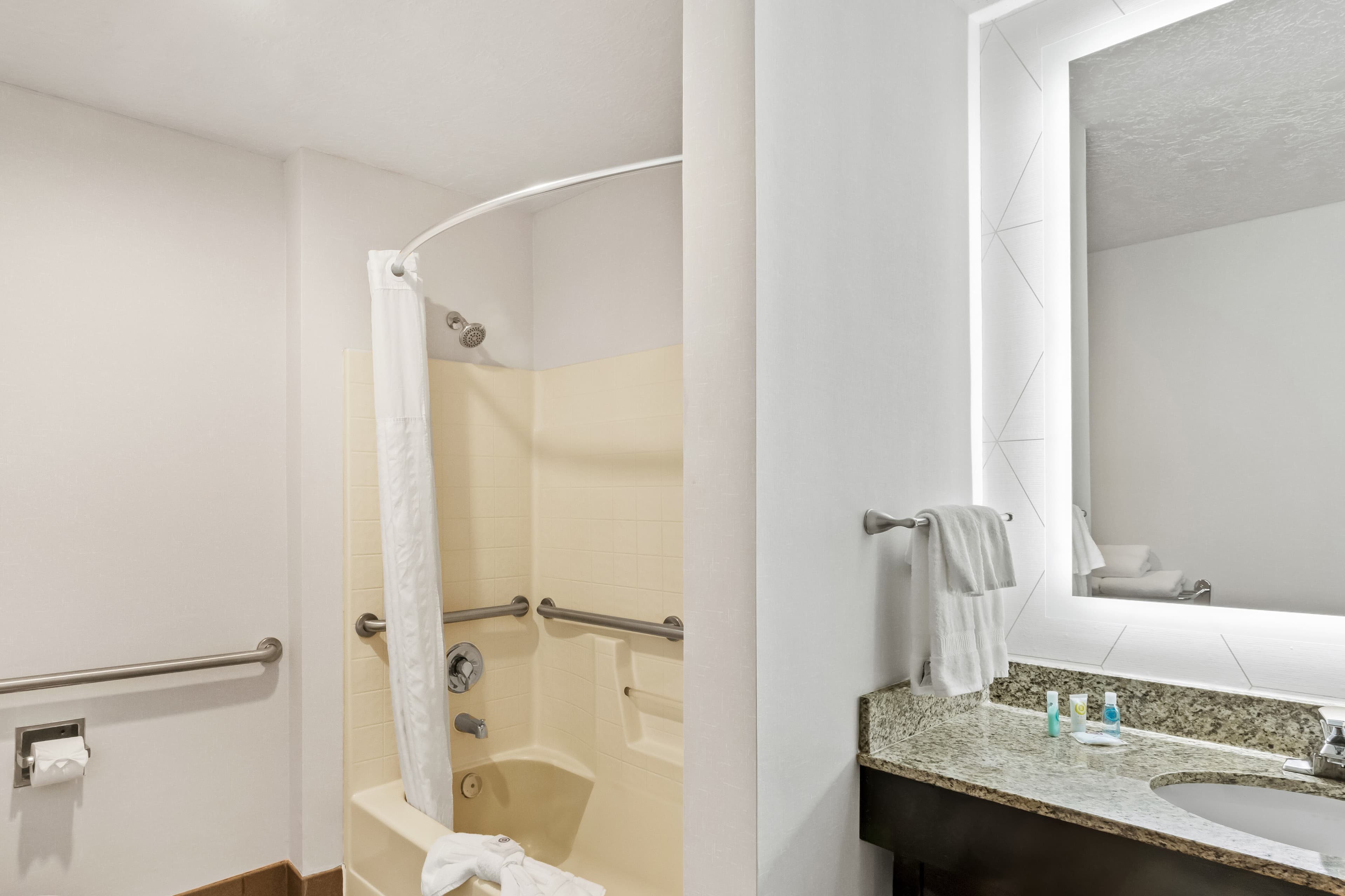 Comfort Suites Clackamas — 8