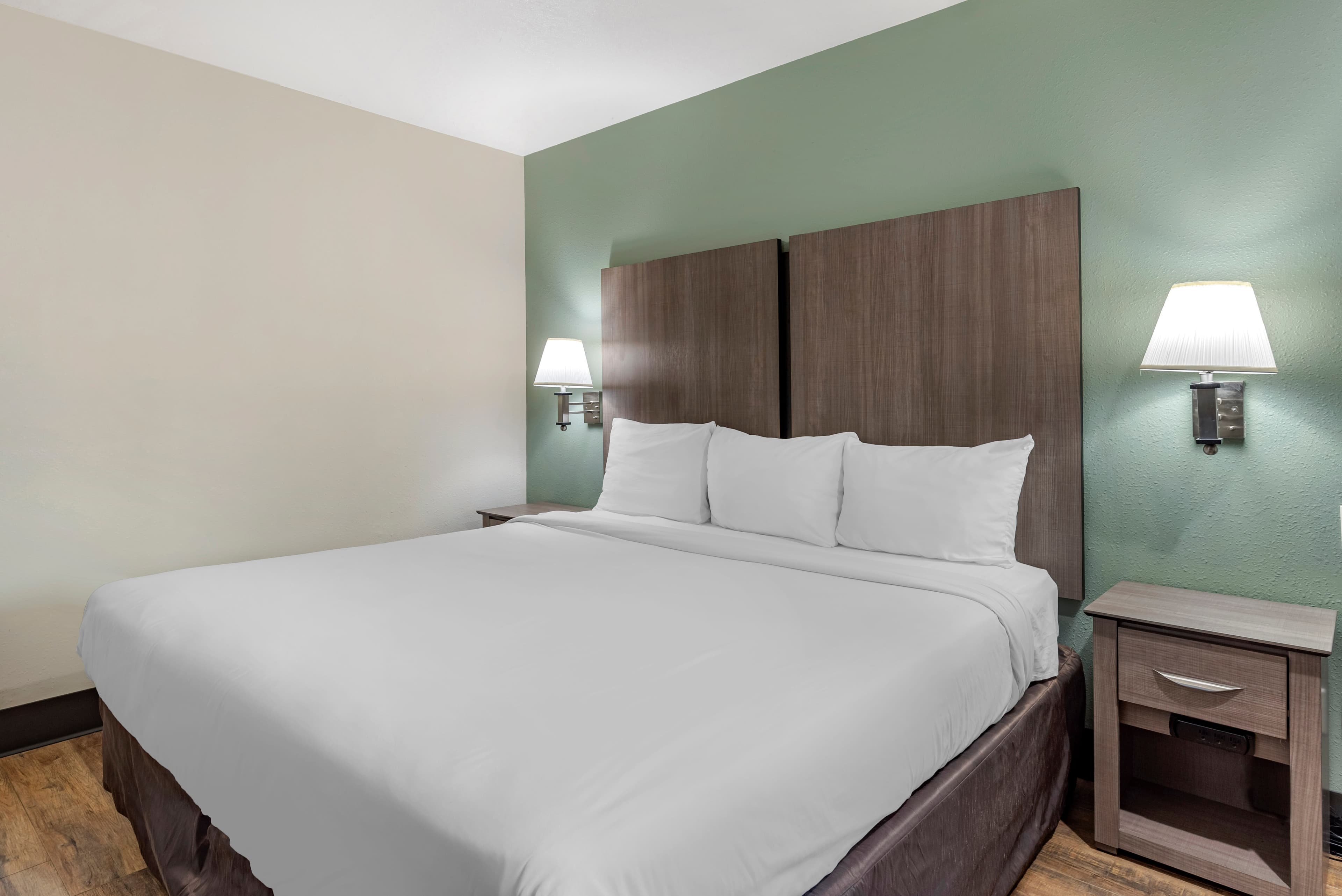 Econo Lodge Portland Airport - Image 2