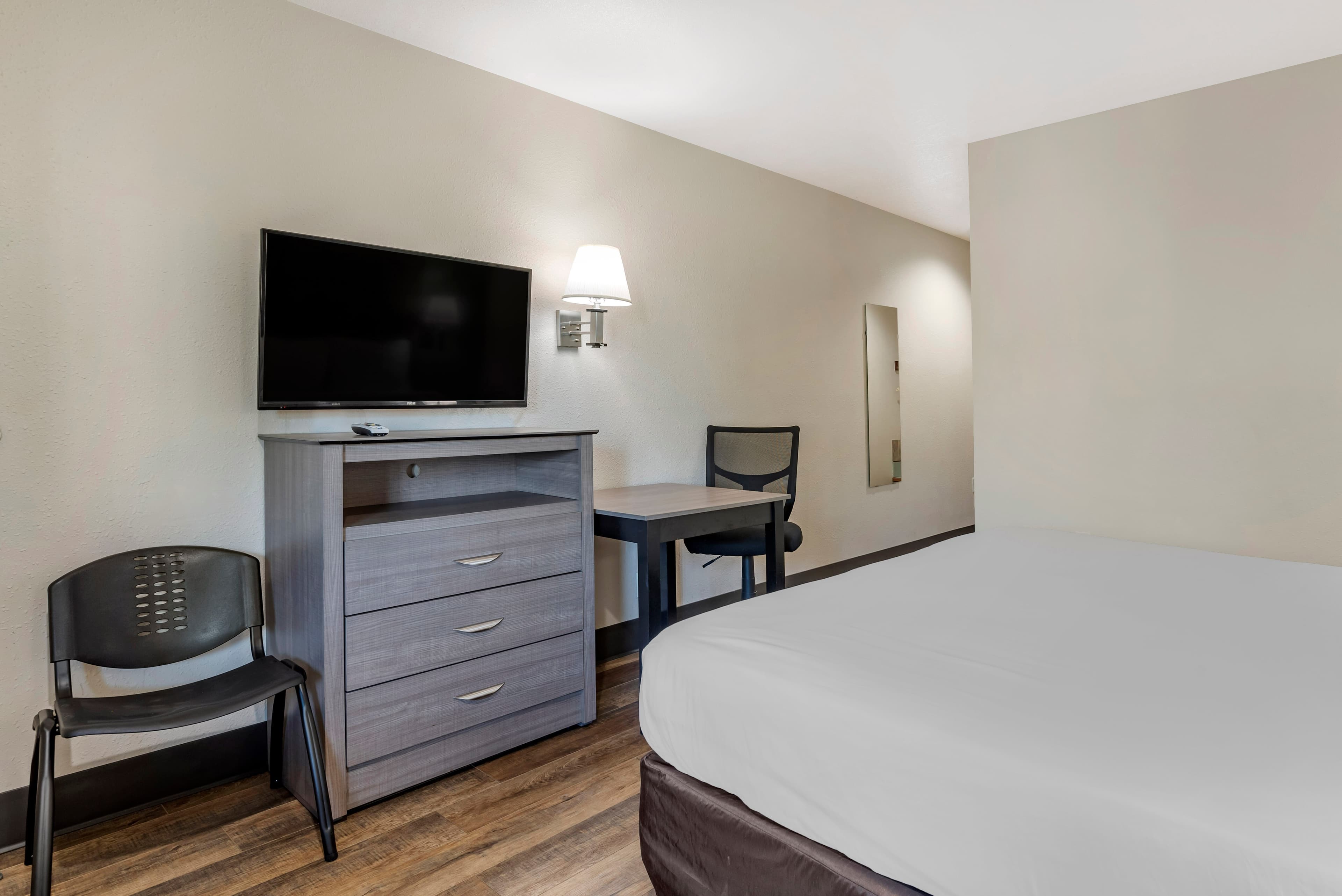 Econo Lodge Portland Airport - Image 3