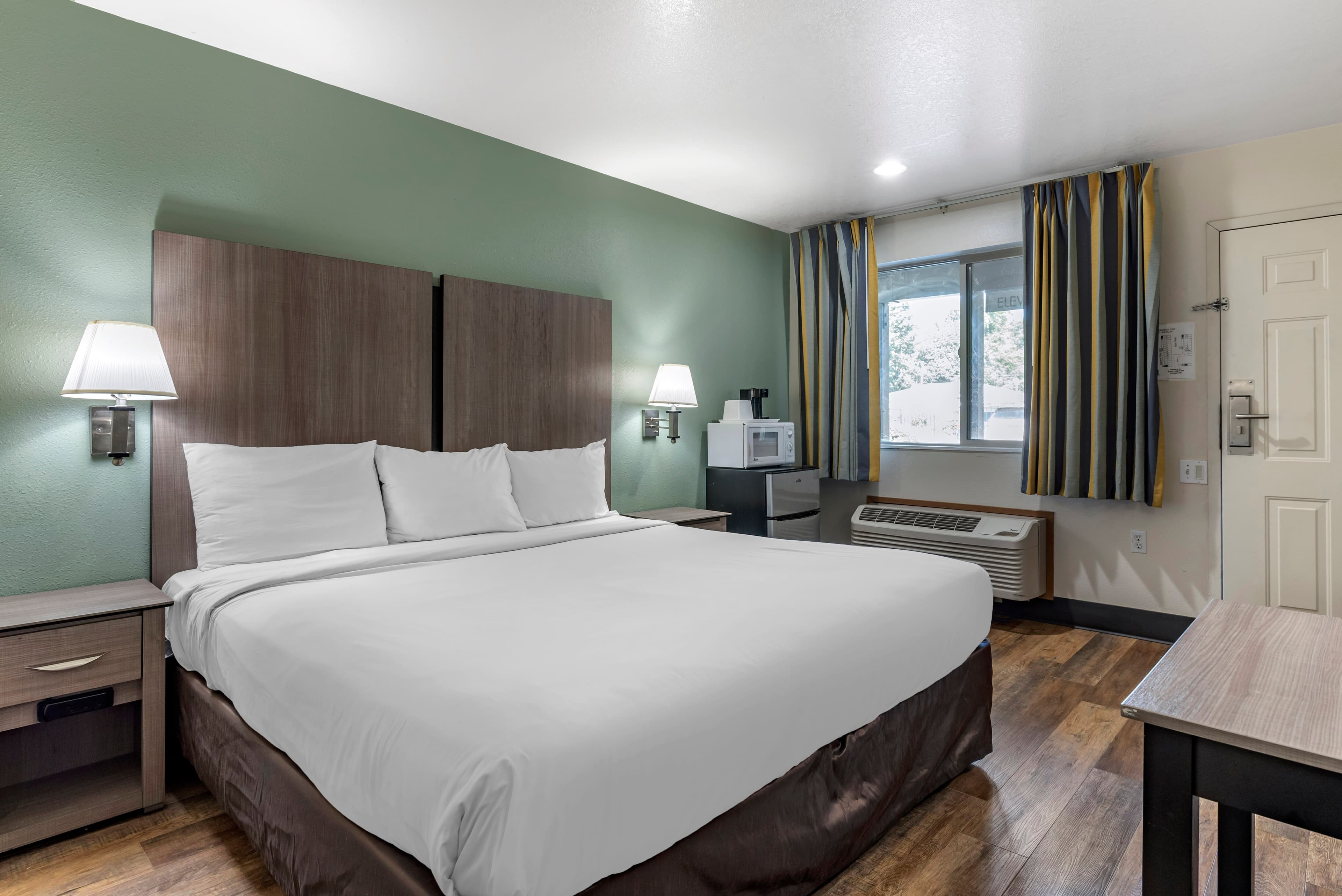 Econo Lodge Portland Airport - Image 4