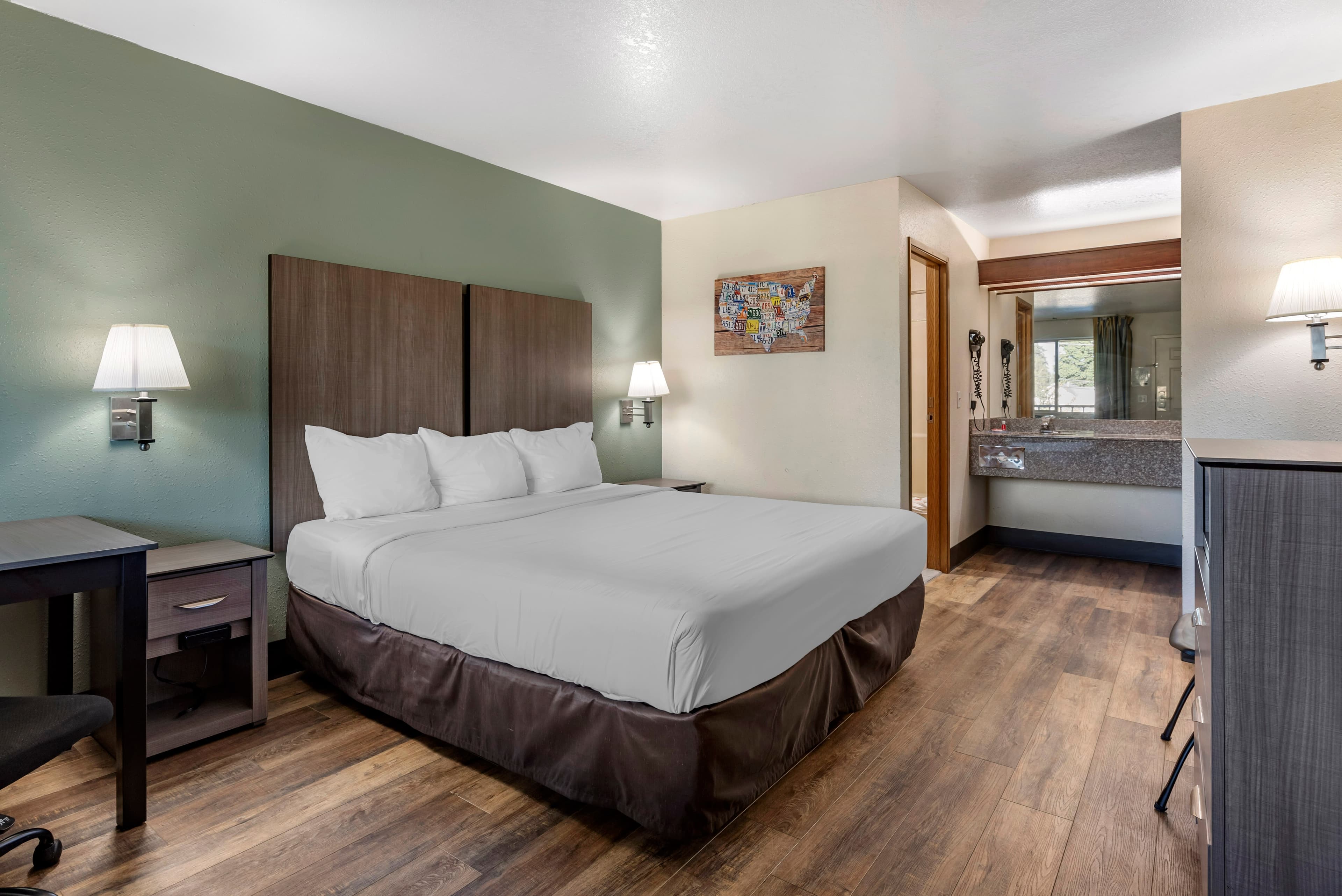 Econo Lodge Portland Airport — 6