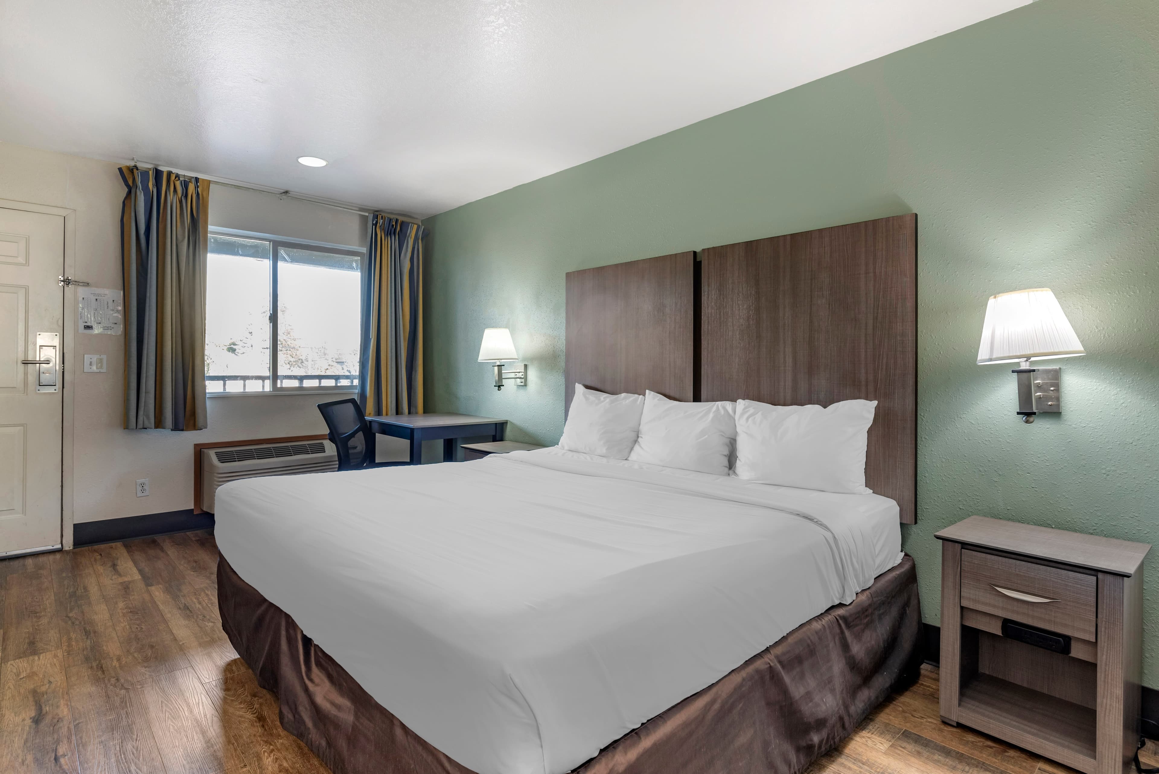 Econo Lodge Portland Airport — 7