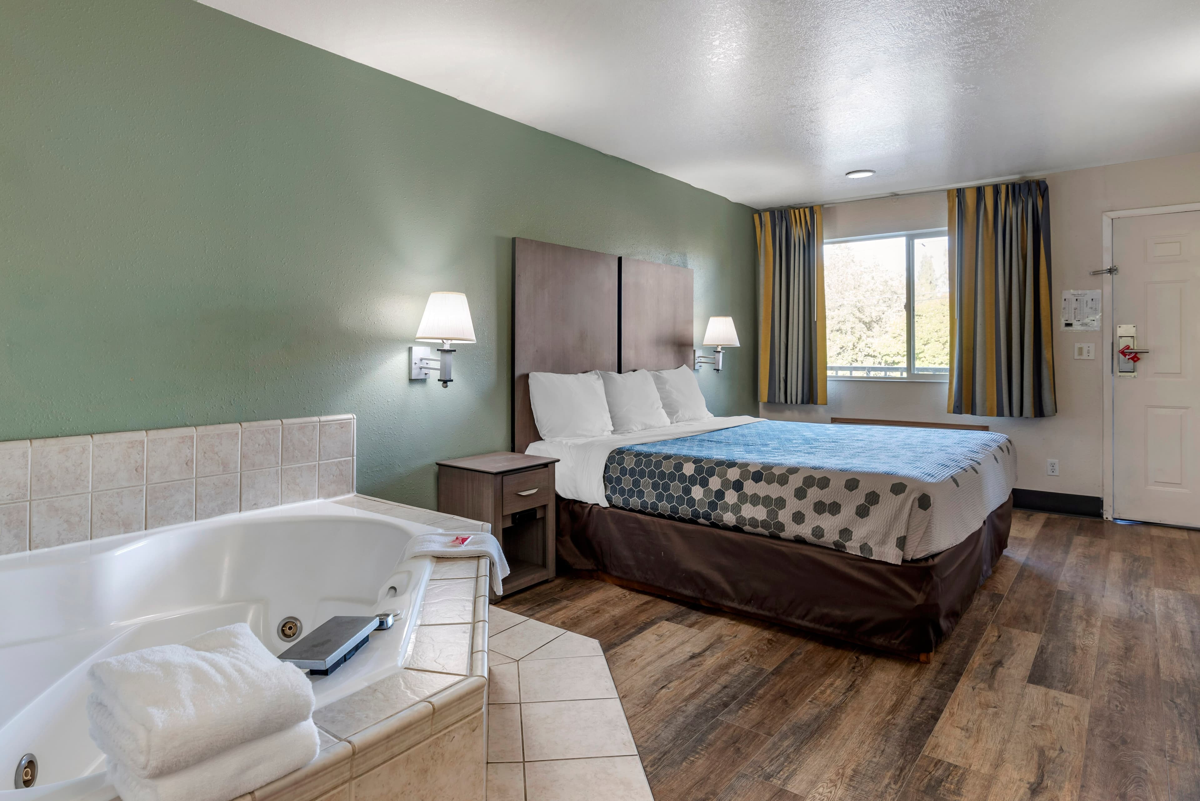 Econo Lodge Portland Airport — 15