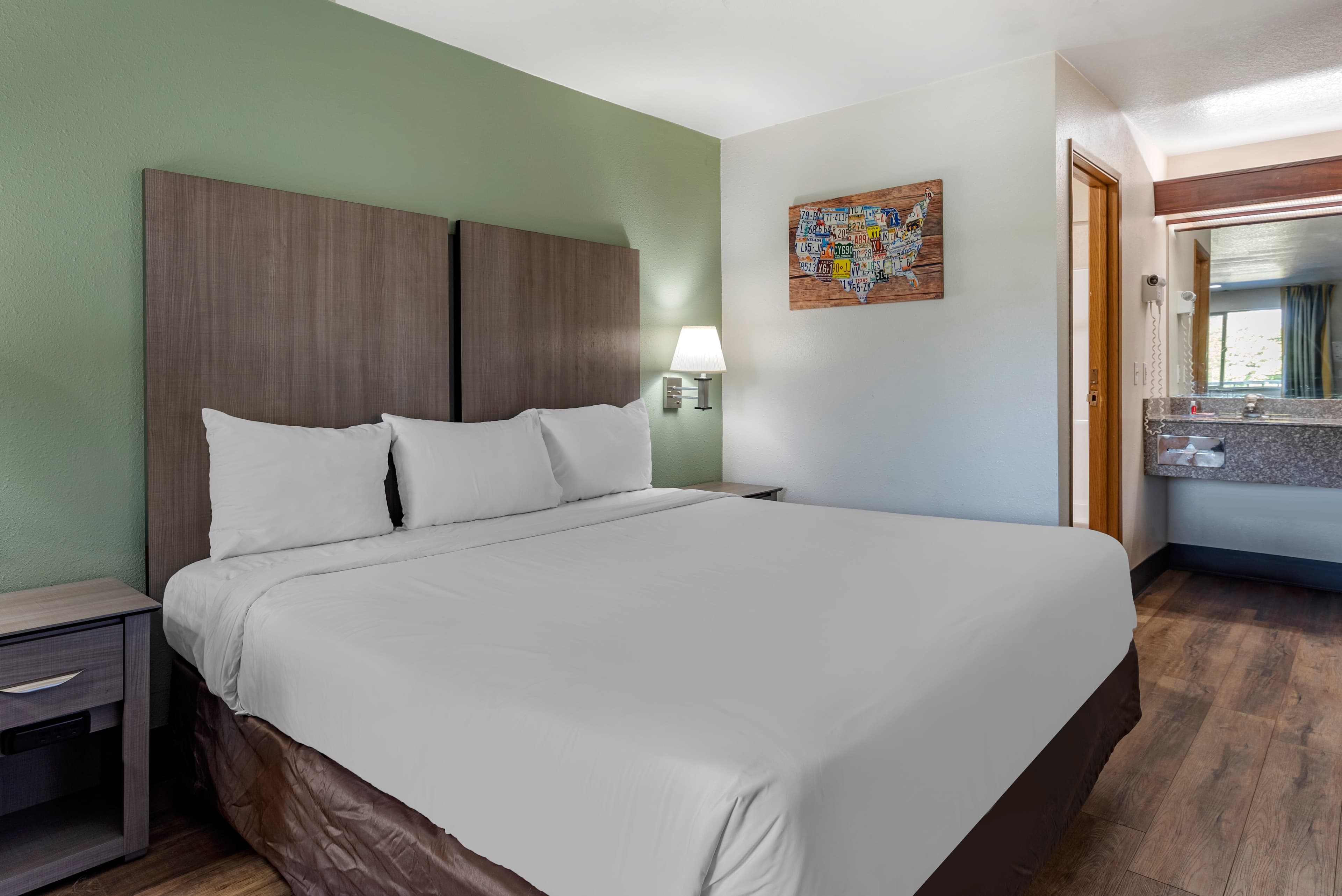 Econo Lodge Portland Airport — 12