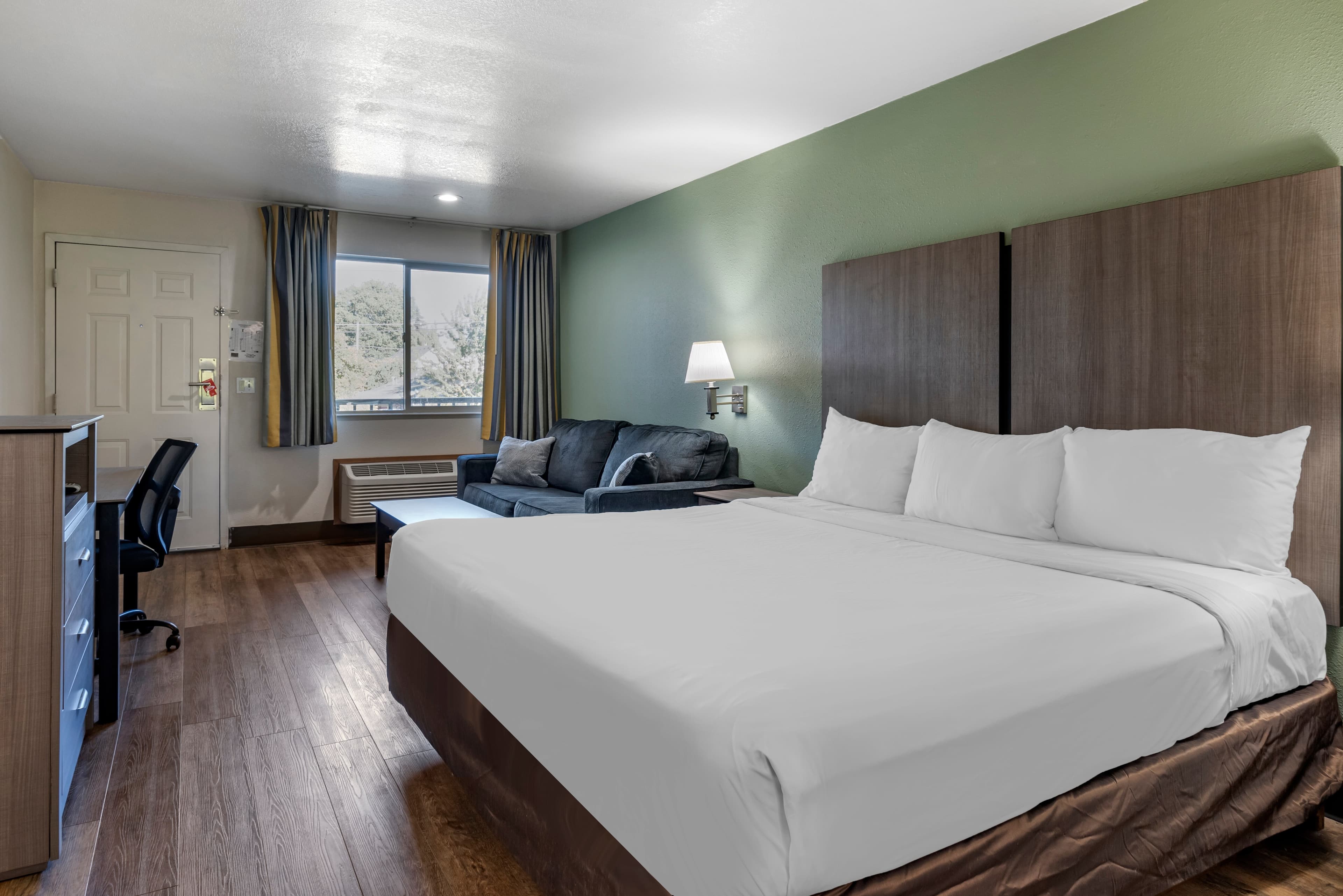 Econo Lodge Portland Airport - Image 1