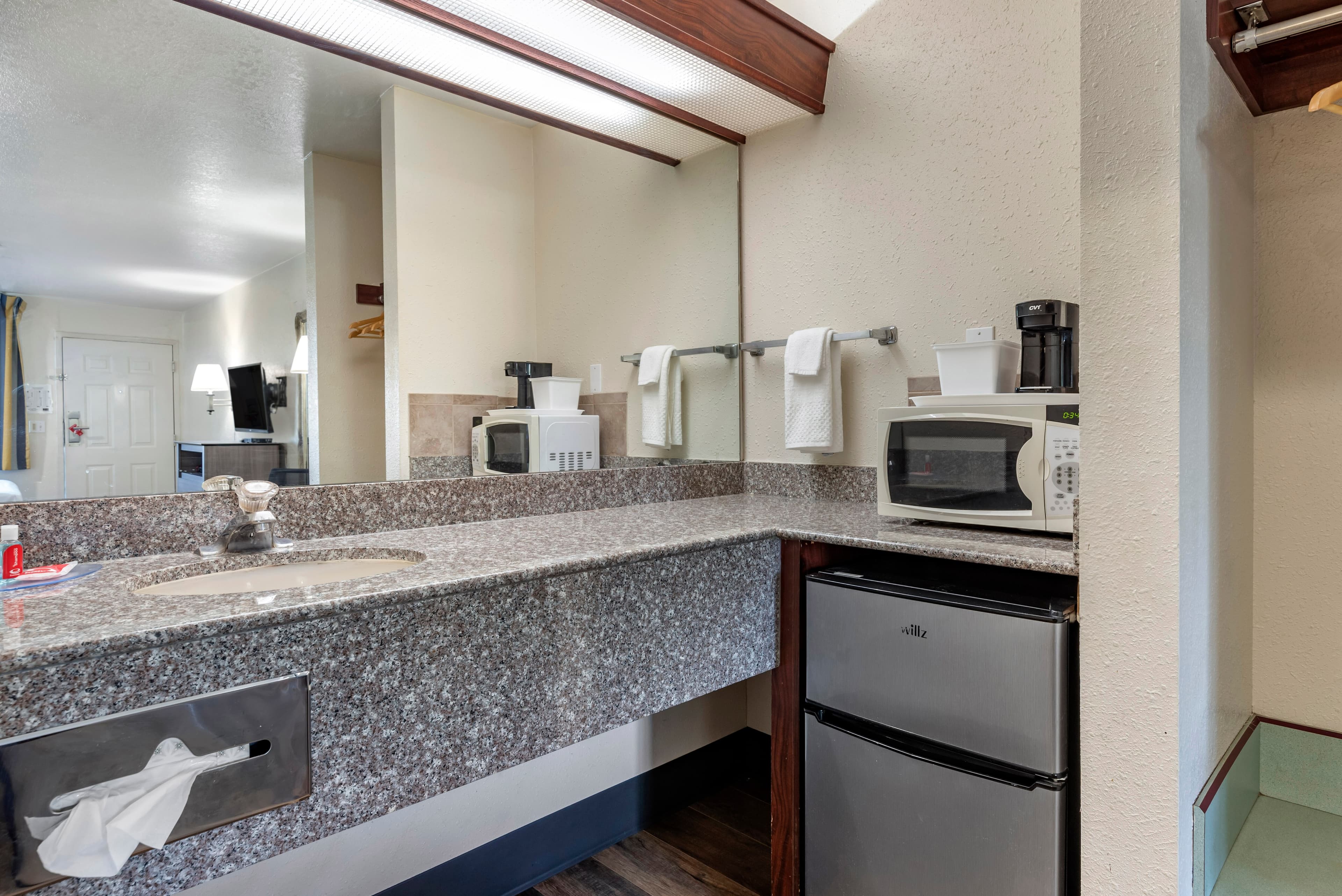Econo Lodge Portland Airport — 20