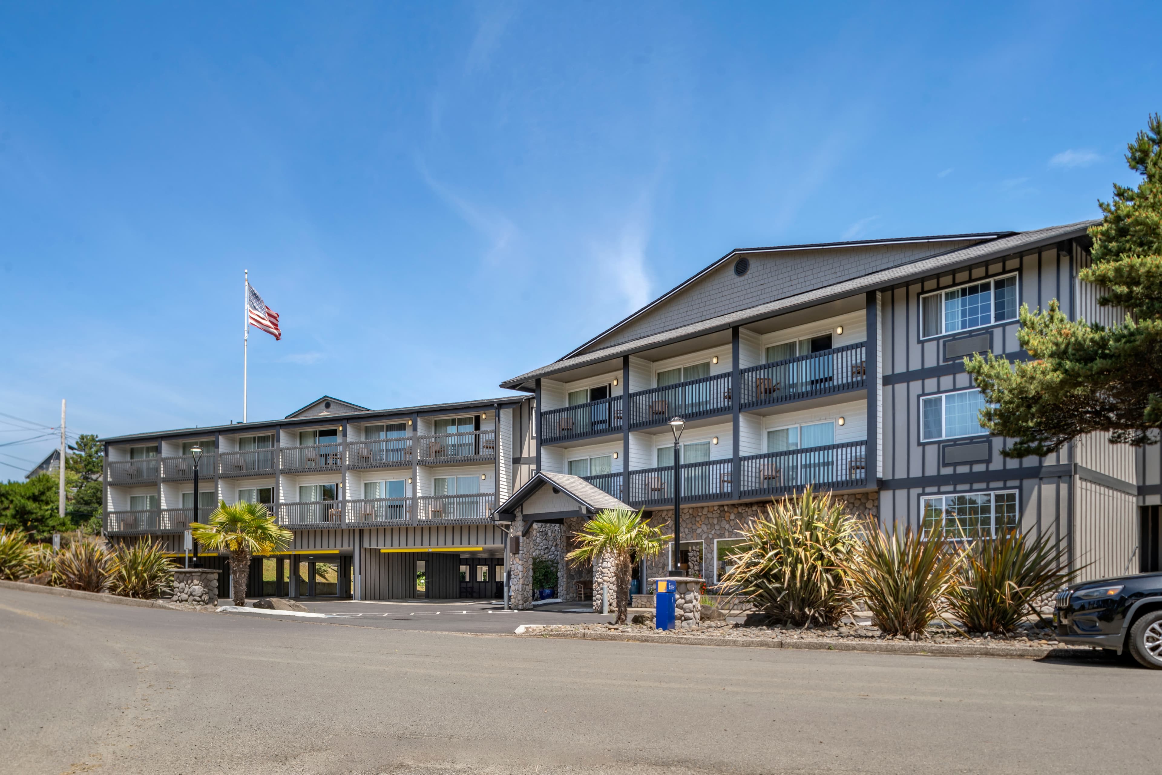 Comfort Inn & Suites Lincoln City - Image 1