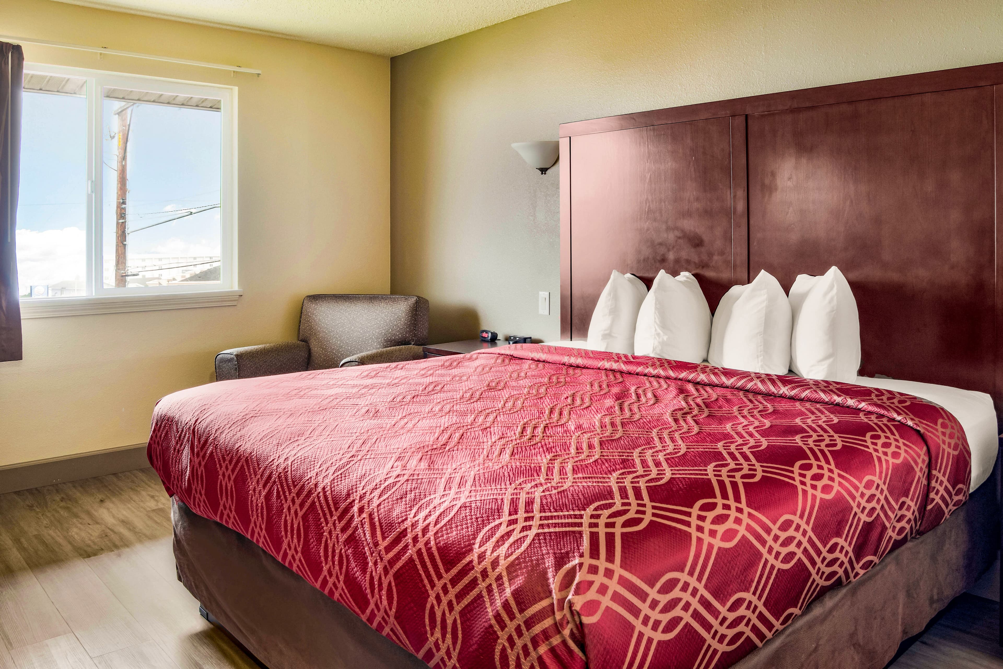 Econo Lodge Newport - Image 2