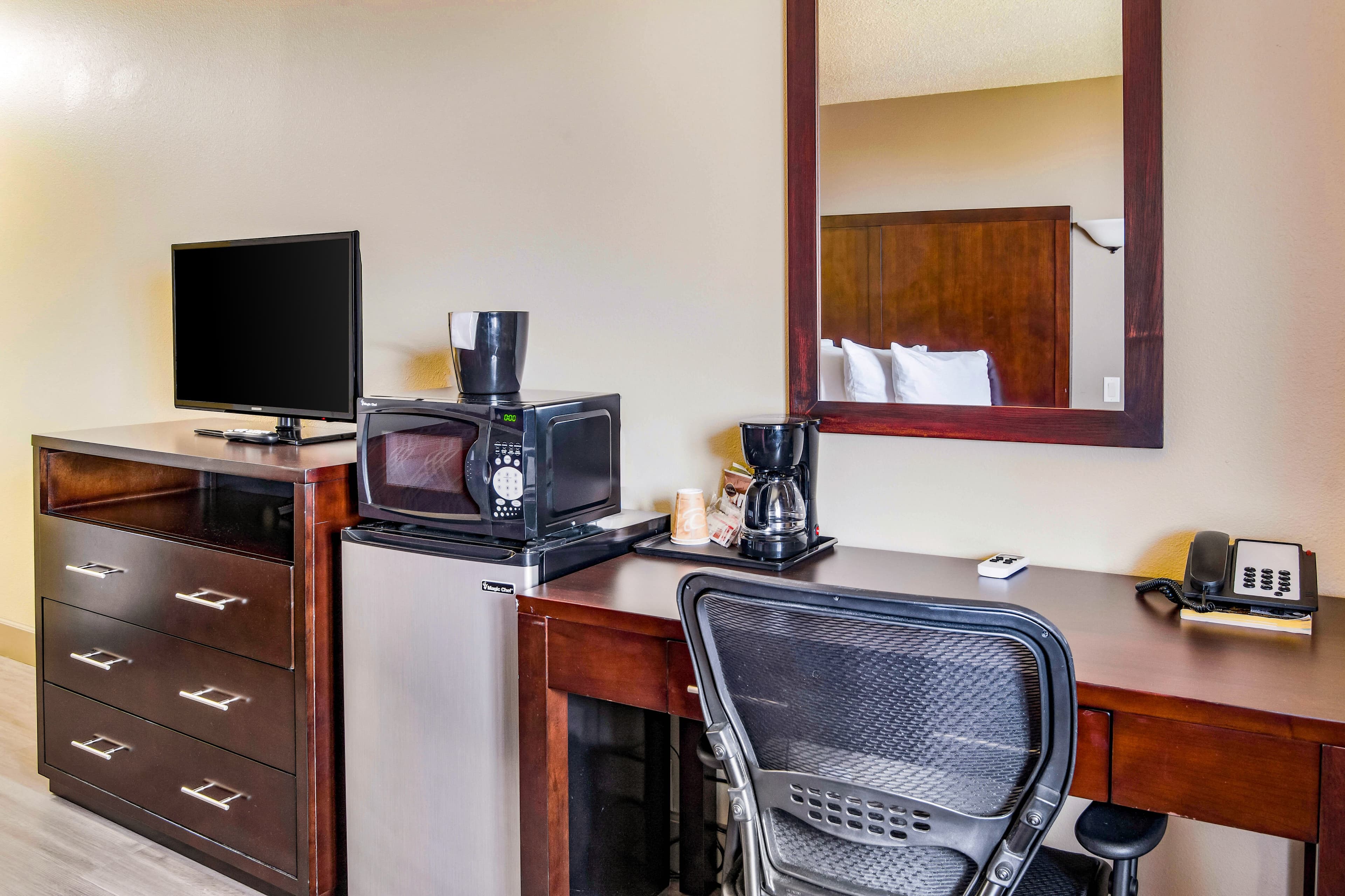 Econo Lodge Newport - Image 4