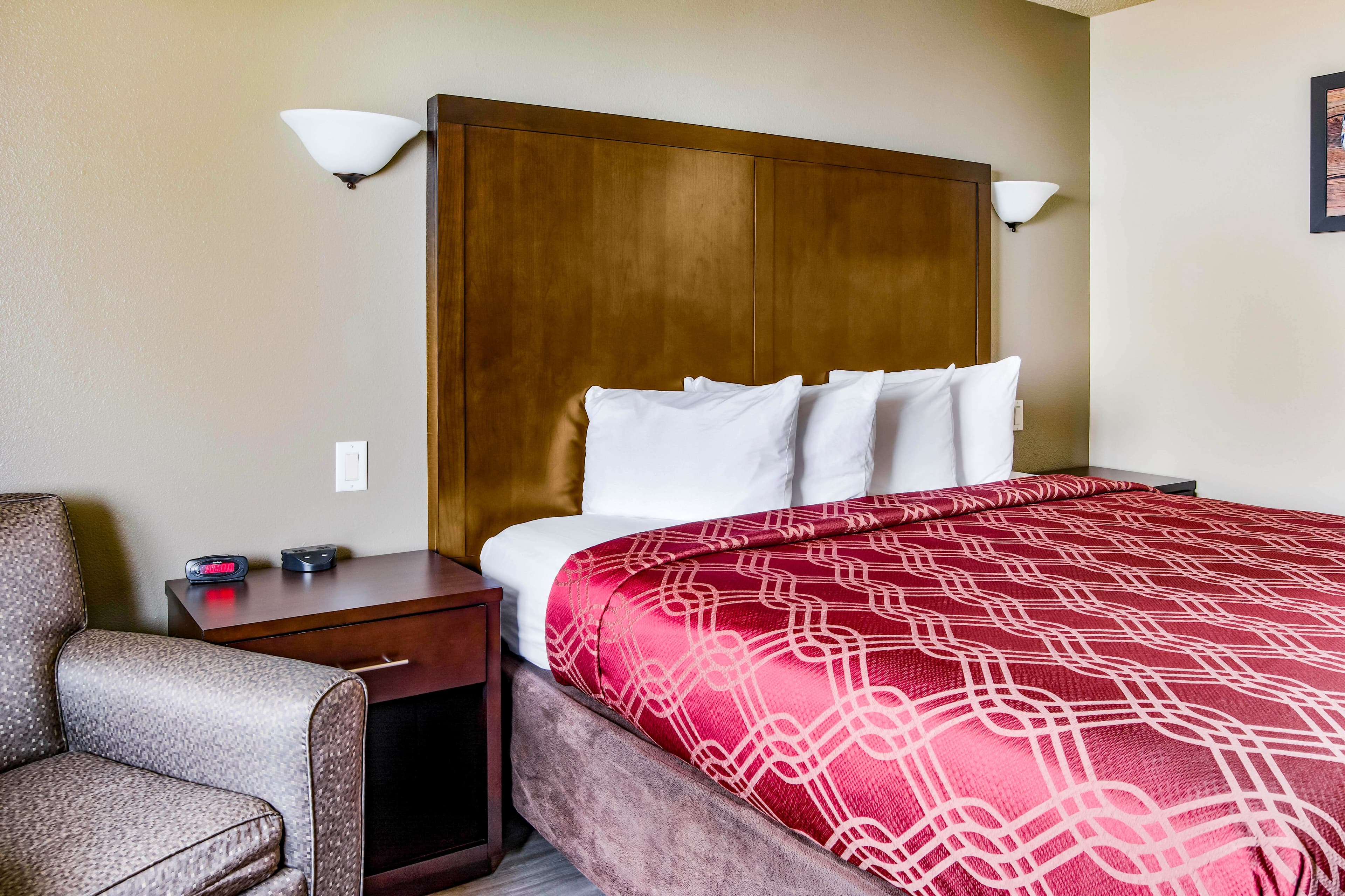 Econo Lodge Newport - Image 5