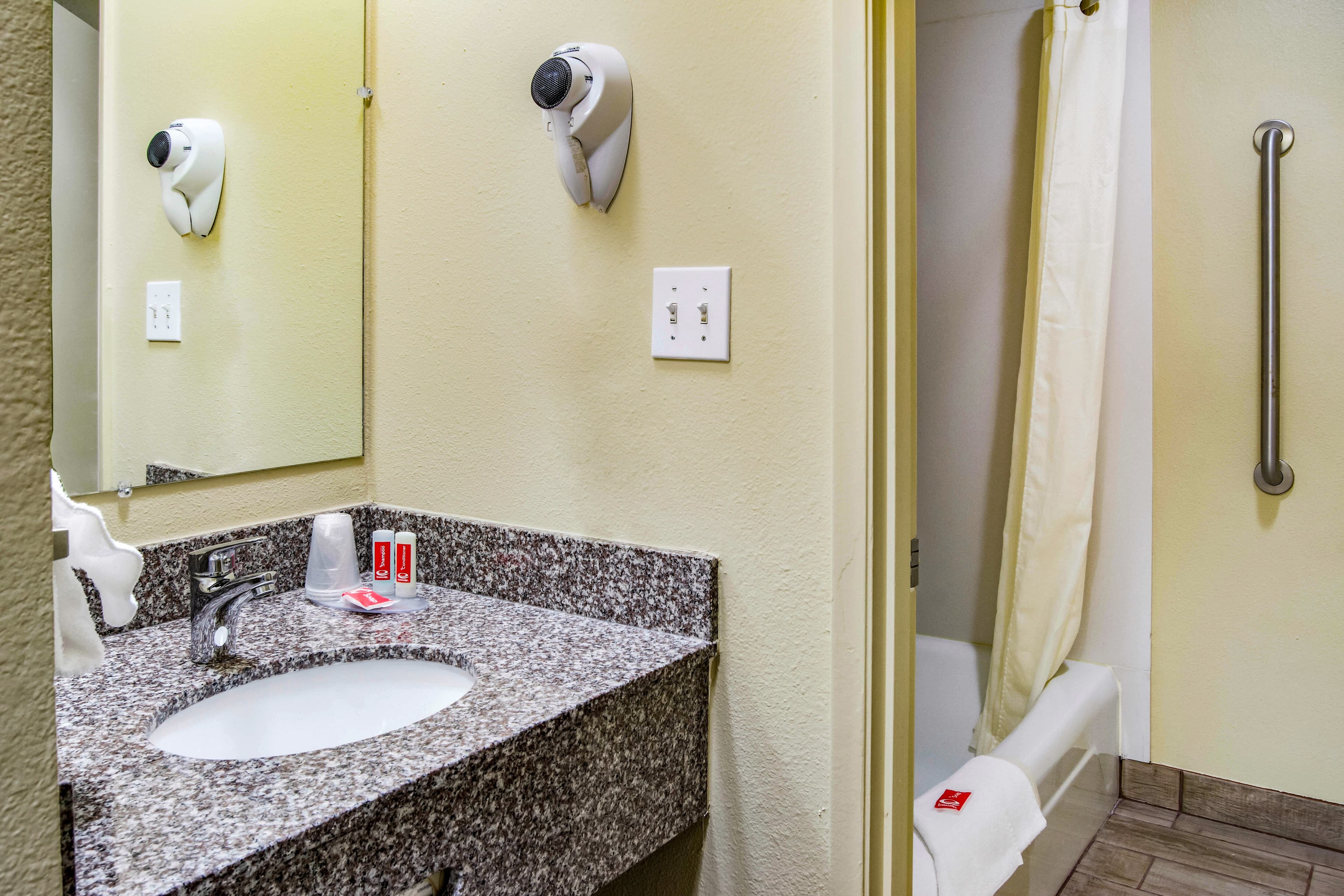 Econo Lodge Newport — 6