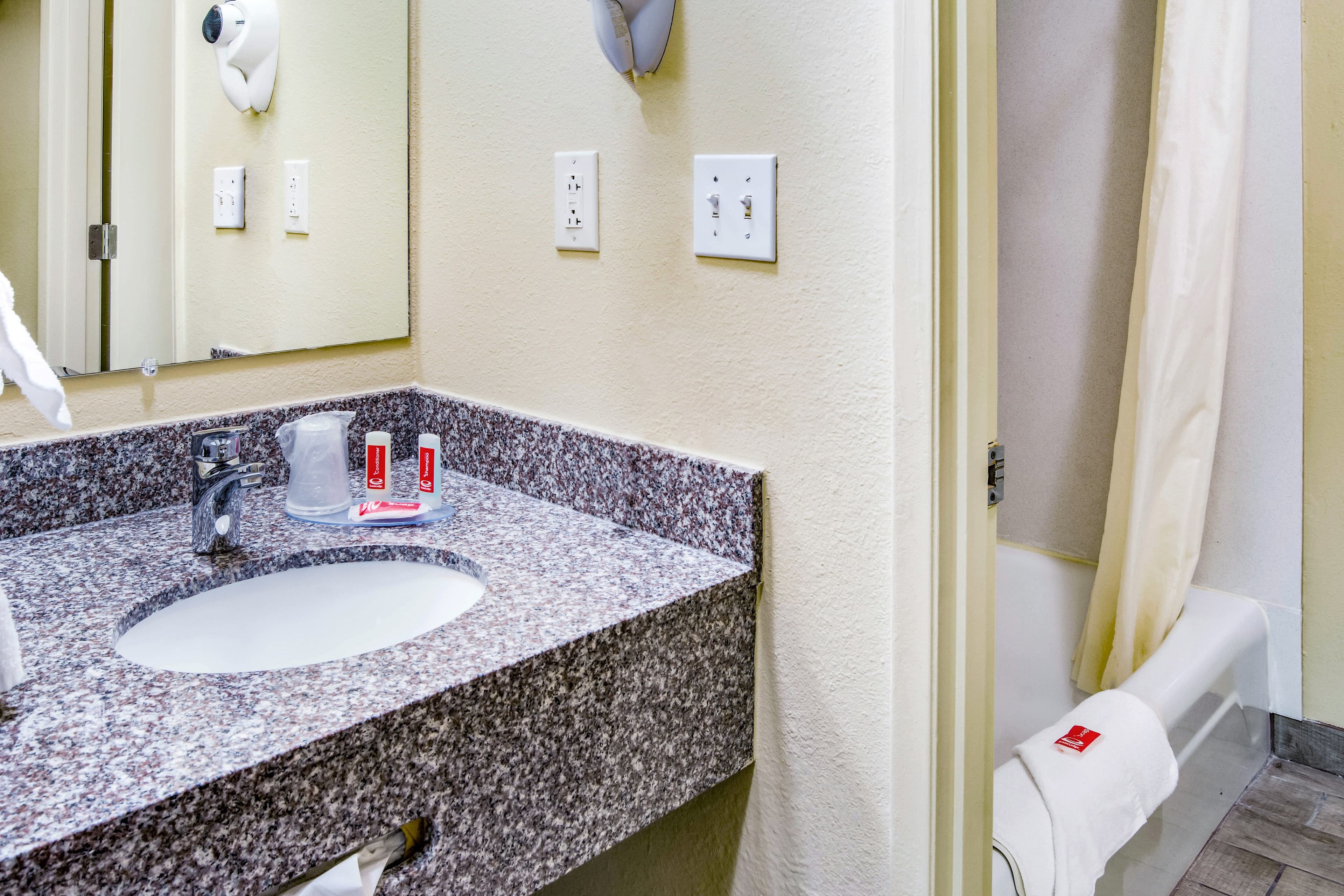 Econo Lodge Newport — 15